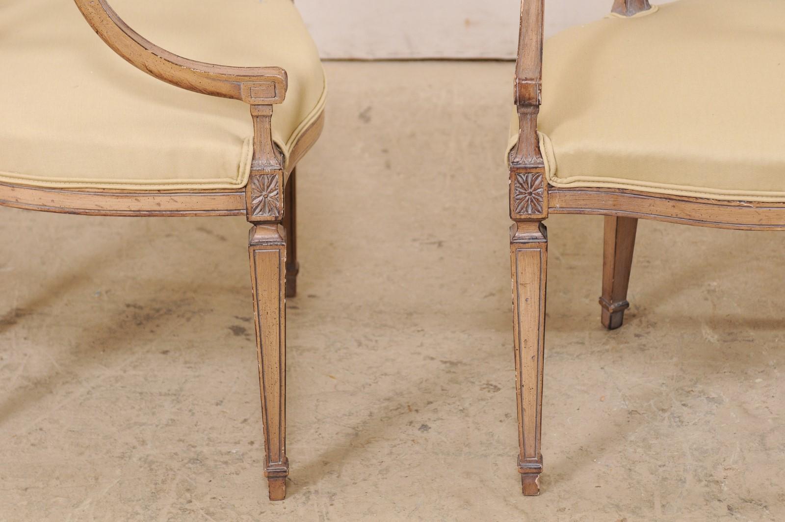 Tissu d'ameublement Paire de fauteuils italiens en bois sculpté avec sièges rembourrés, milieu du 20ème siècle en vente