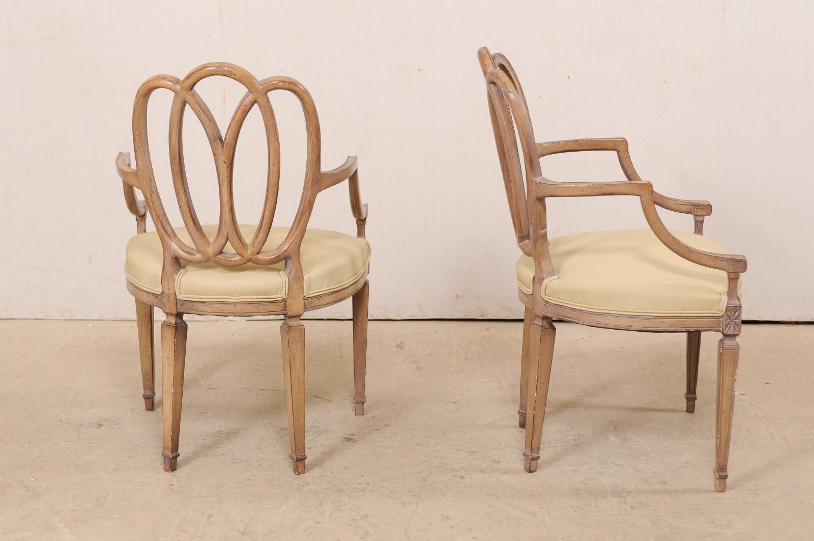 Italienisches Paar geschnitzter Holzsessel mit gepolsterten Sitzen, Mitte des 20. Jahrhunderts im Angebot 3