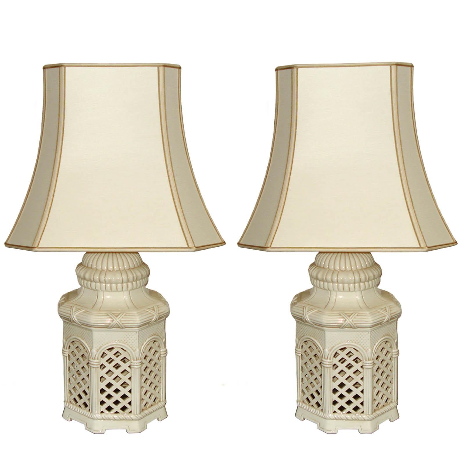 Coppia di lampade da tavolo, Italia anni '70. Base della lampada in terracotta, smaltata in avorio, traforata per far passare la luce, a forma di gazebo orientale, tonalità pagoda dell'epoca. Piede illuminato. In ottime condizioni originali, senza