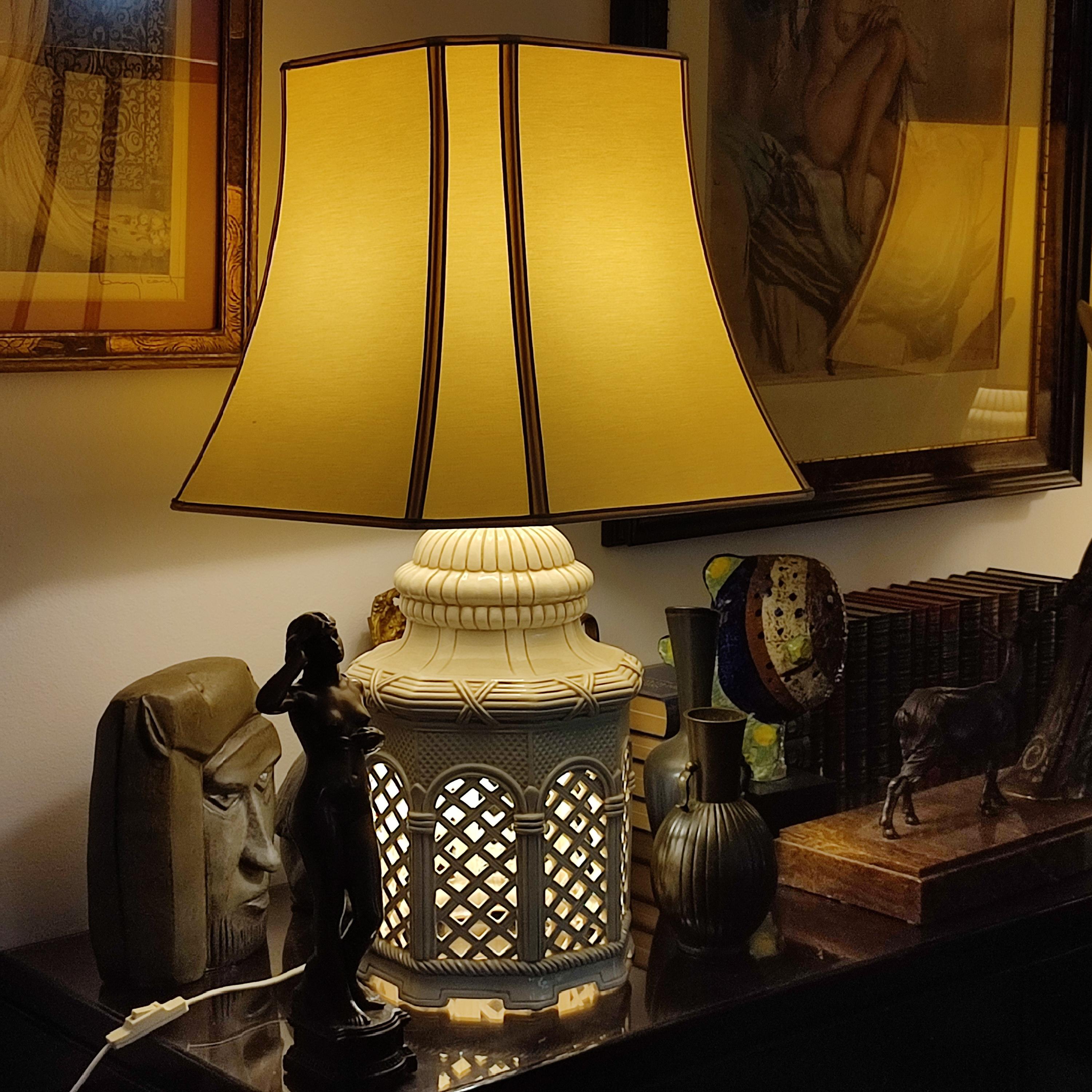 Italiano Coppia di lampade da tavolo in ceramica italiana, terracotta smaltata avorio, anni '70 in vendita