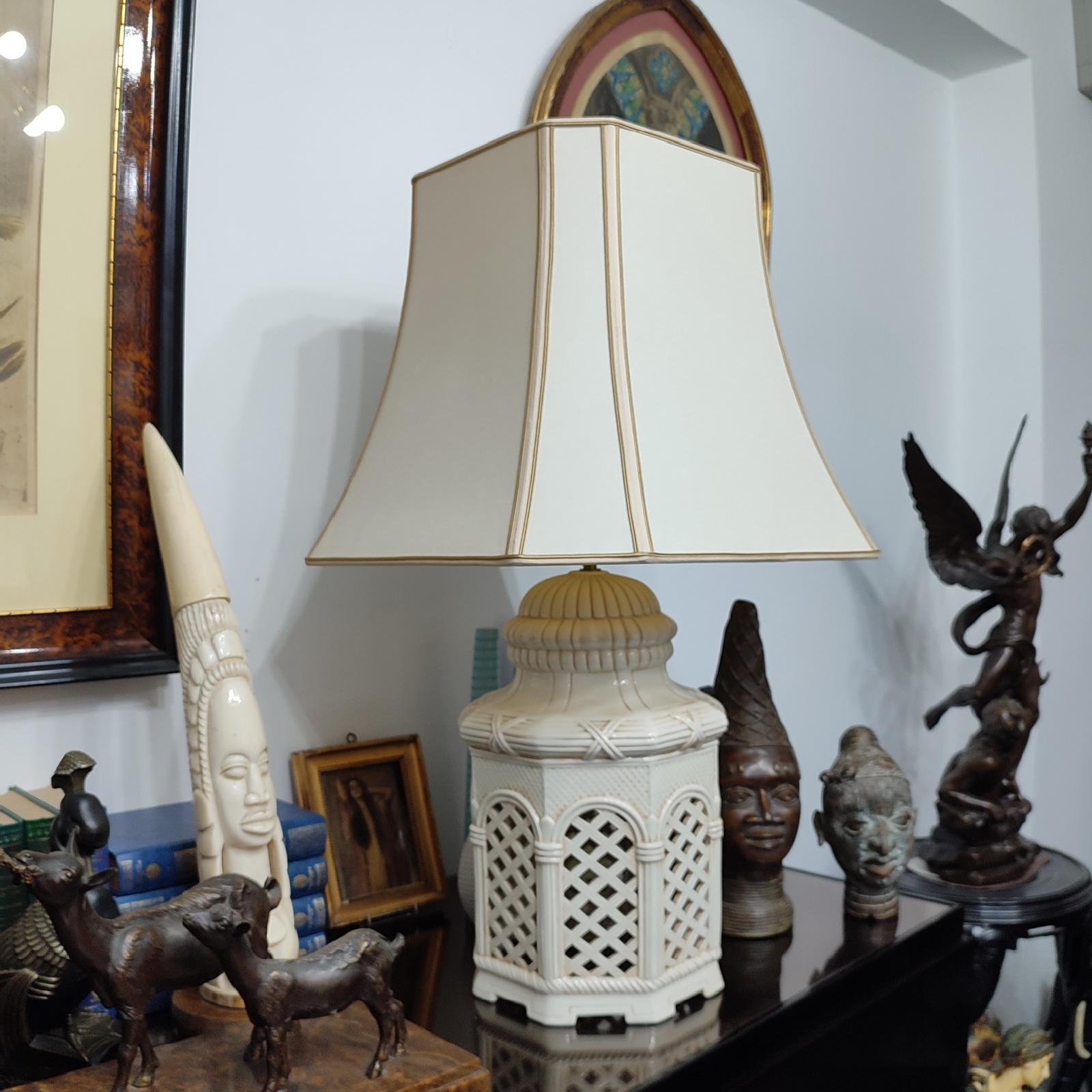 XX secolo Coppia di lampade da tavolo in ceramica italiana, terracotta smaltata avorio, anni '70 in vendita