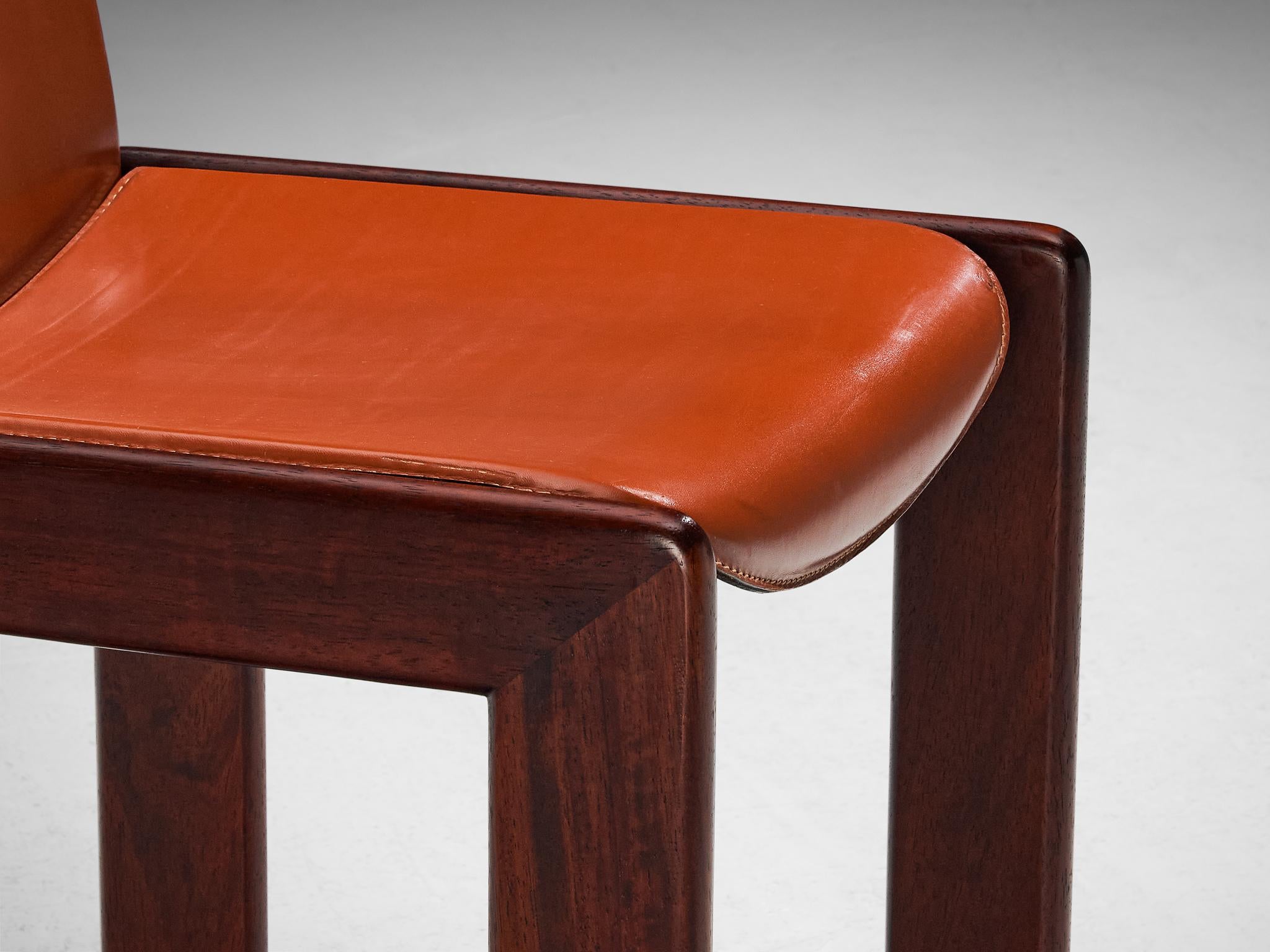 Italienisches Paar Stühle aus rotem Sattelleder und gebeiztem Holz (Postmoderne) im Angebot