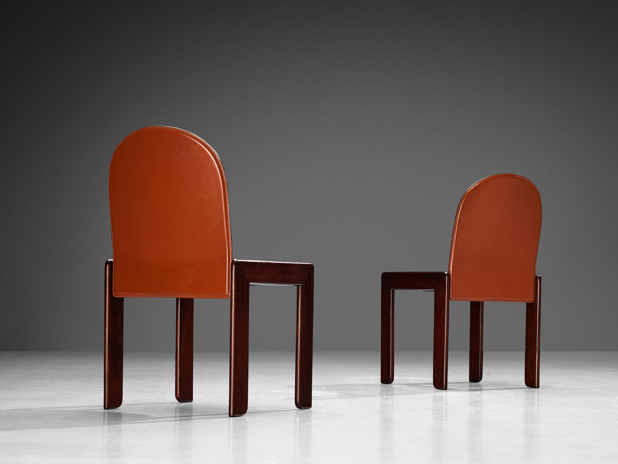 Italienisches Paar Stühle aus rotem Sattelleder und gebeiztem Holz (Ende des 20. Jahrhunderts) im Angebot