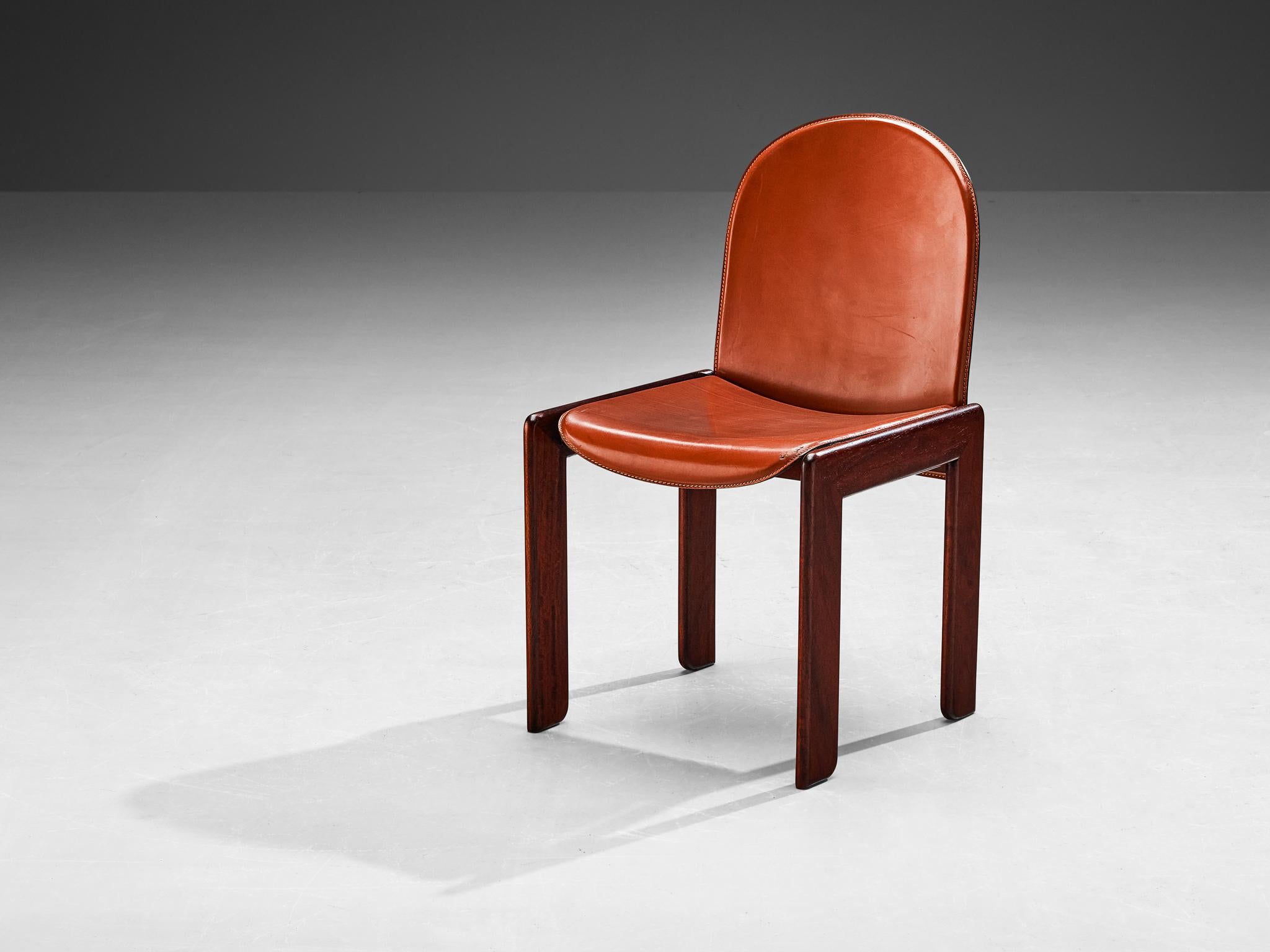 Italienisches Paar Stühle aus rotem Sattelleder und gebeiztem Holz (Leder) im Angebot
