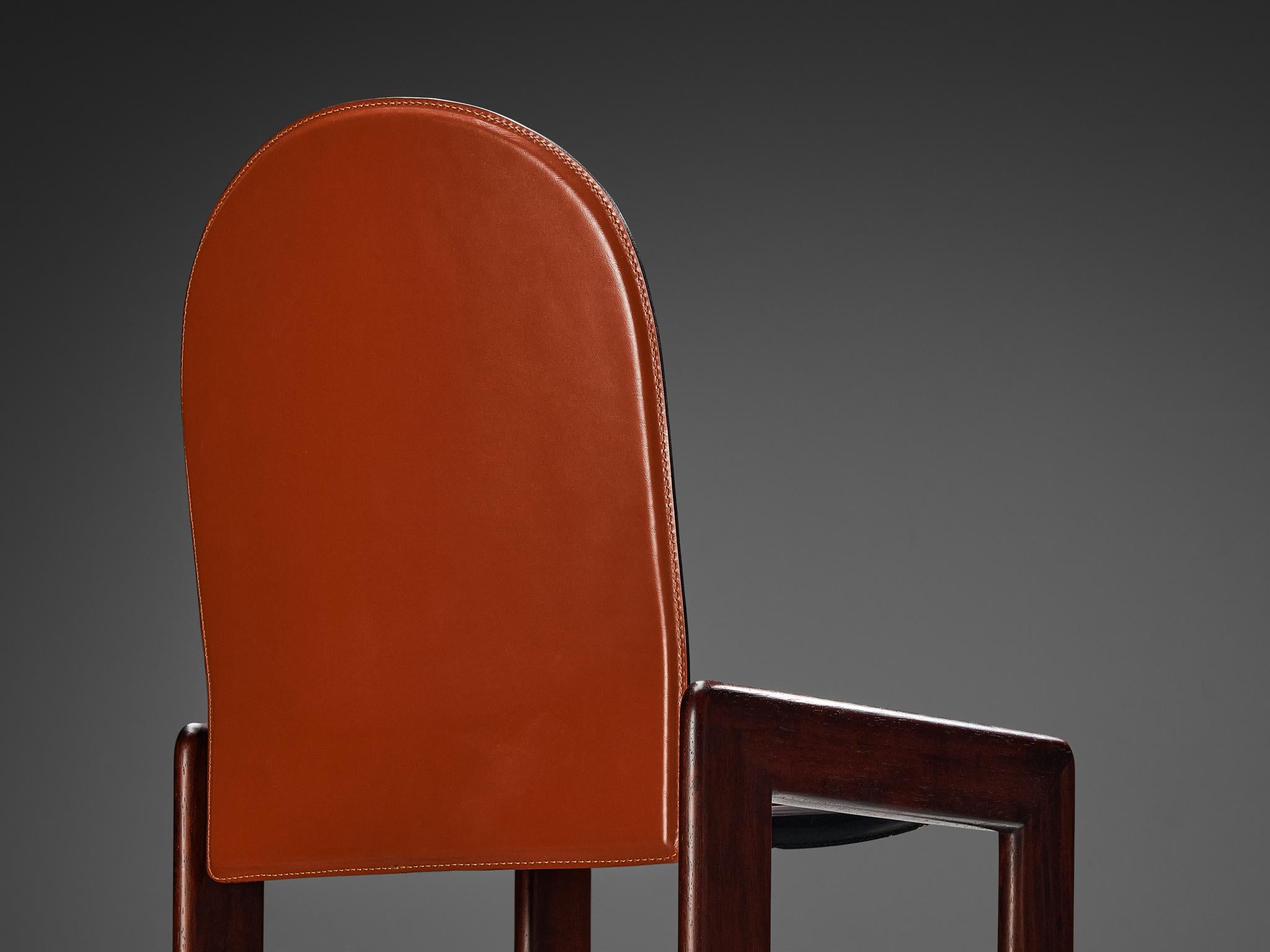 Italienisches Paar Stühle aus rotem Sattelleder und gebeiztem Holz im Angebot 1
