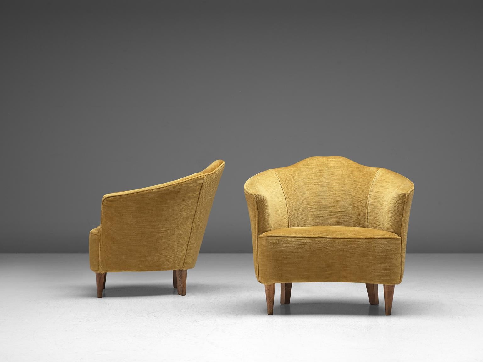 Pair of small chairs, fabric and beech, Italy, 1960s

This elegant, small pair of club chairs feature a round, waved back, which is higher in the middel and flows downwards to the armrests. The chairs have a mustard yellow velours, which is still