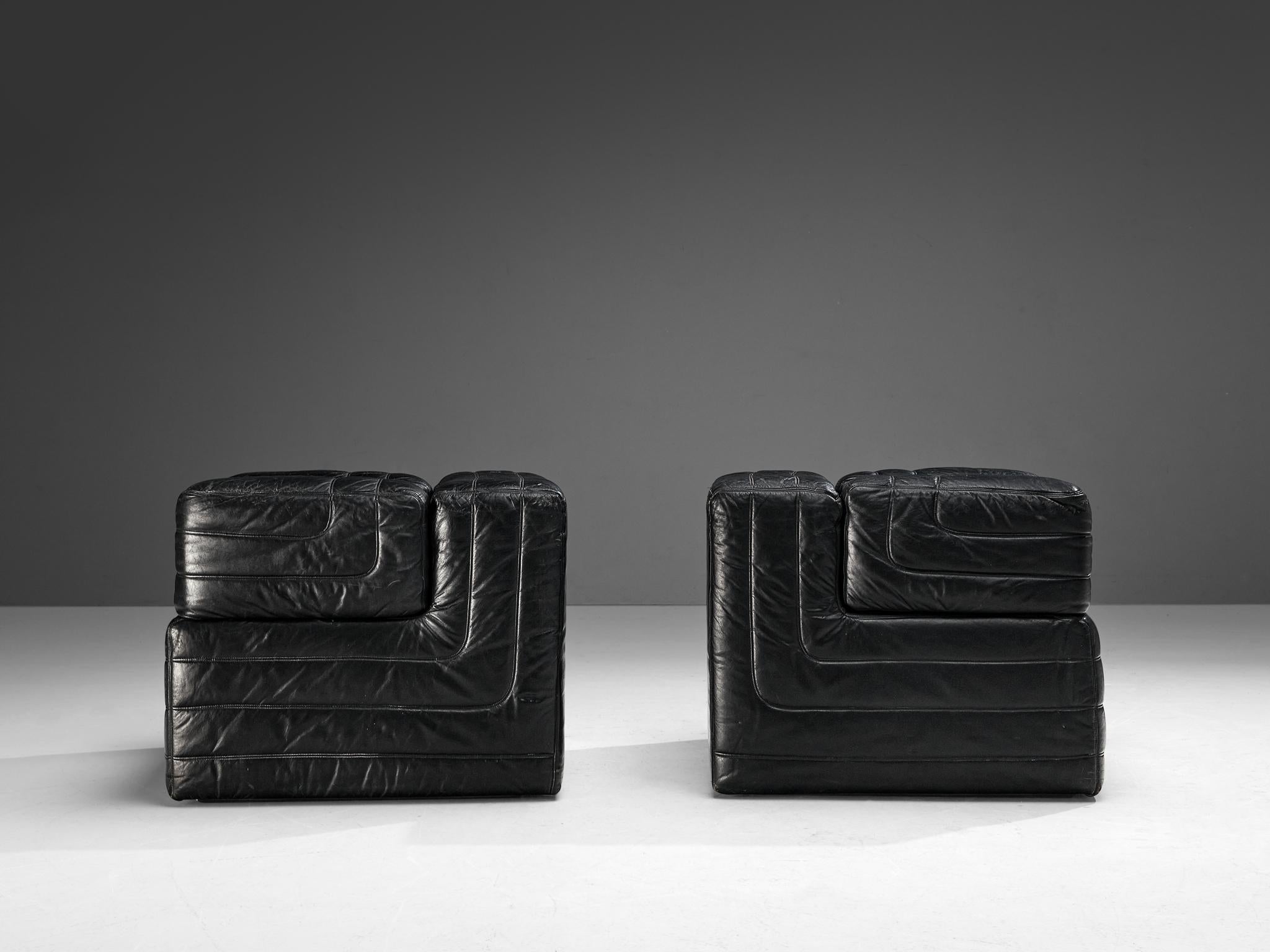 Late 20th Century Italian Pair of Cubic Lounge Chairs in Black Leather  For Sale