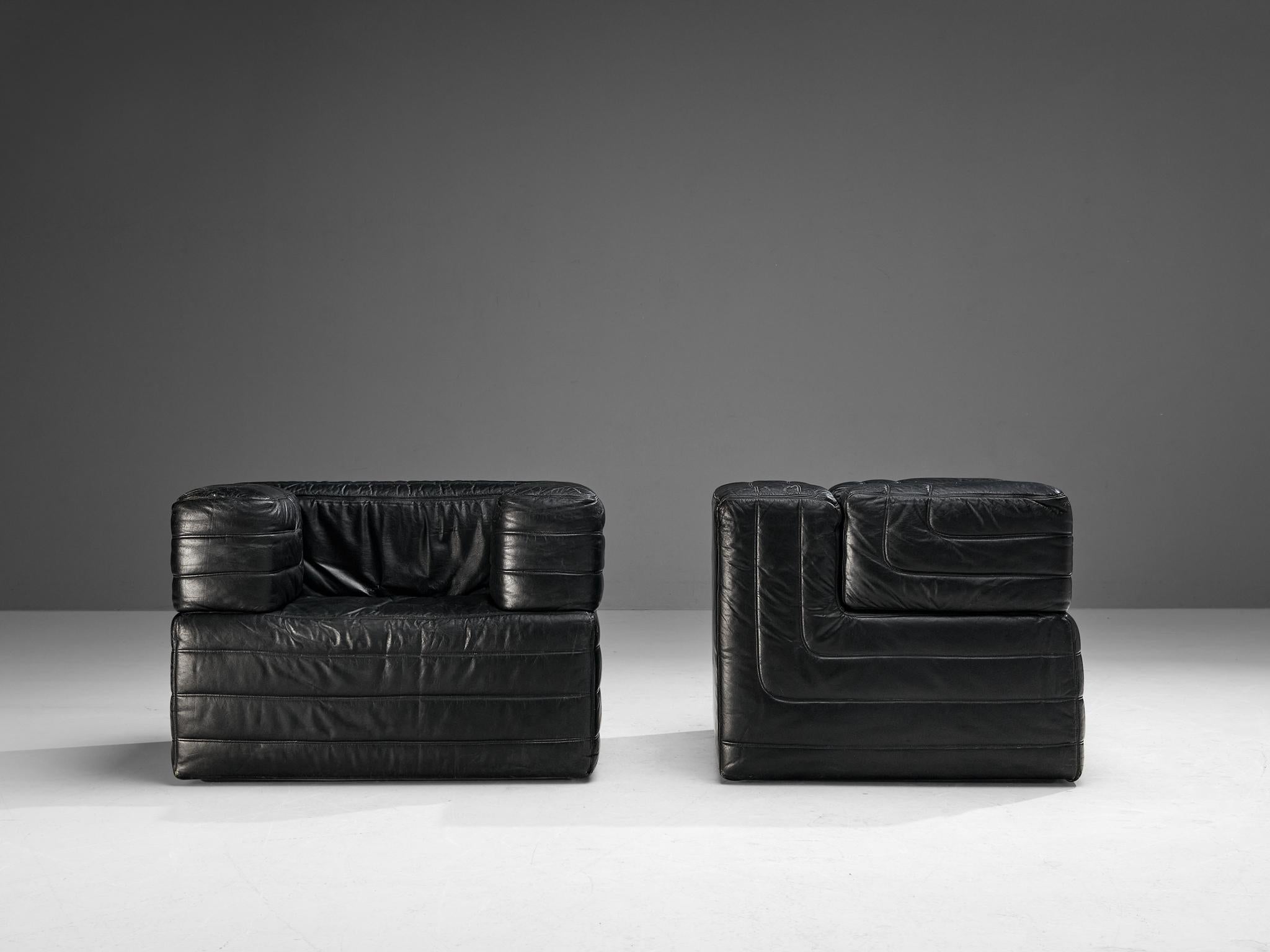 Italian Pair of Cubic Lounge Chairs in Black Leather  For Sale 2