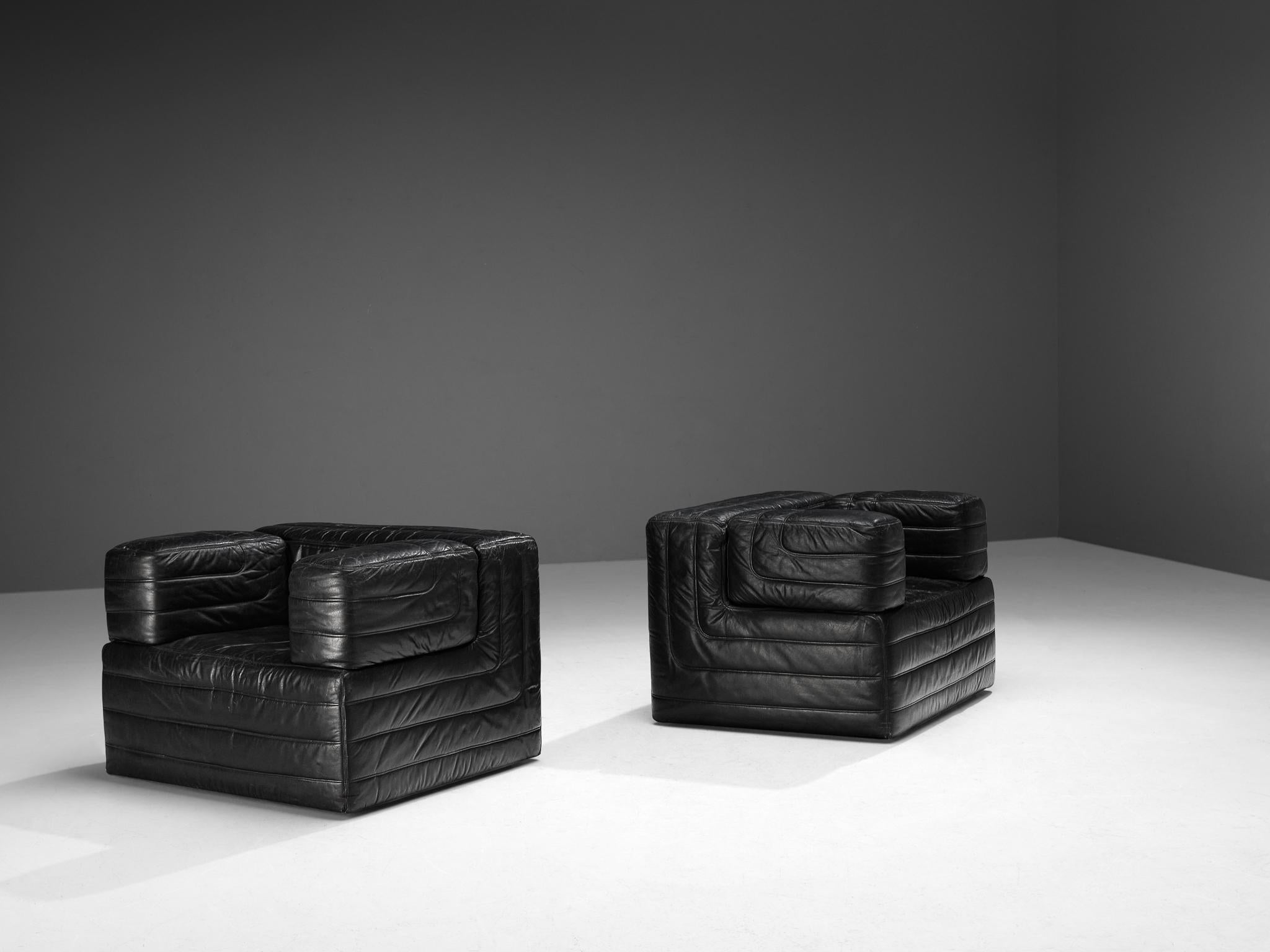 Italian Pair of Cubic Lounge Chairs in Black Leather  For Sale 4