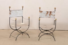 Paire de chaises curules italiennes en fer noir et peau avec touches de fleurons en laiton