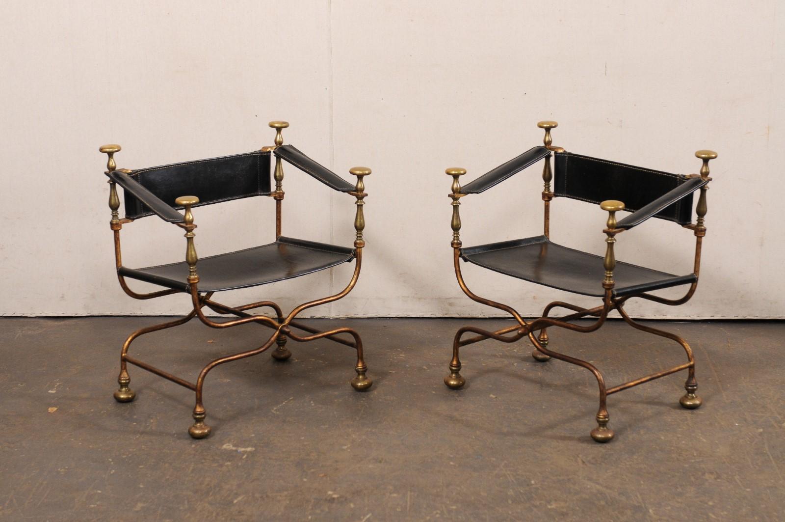 Paire de chaises Curule Savonarola italiennes avec sièges, dossiers et accoudoirs en cuir noir en vente 5