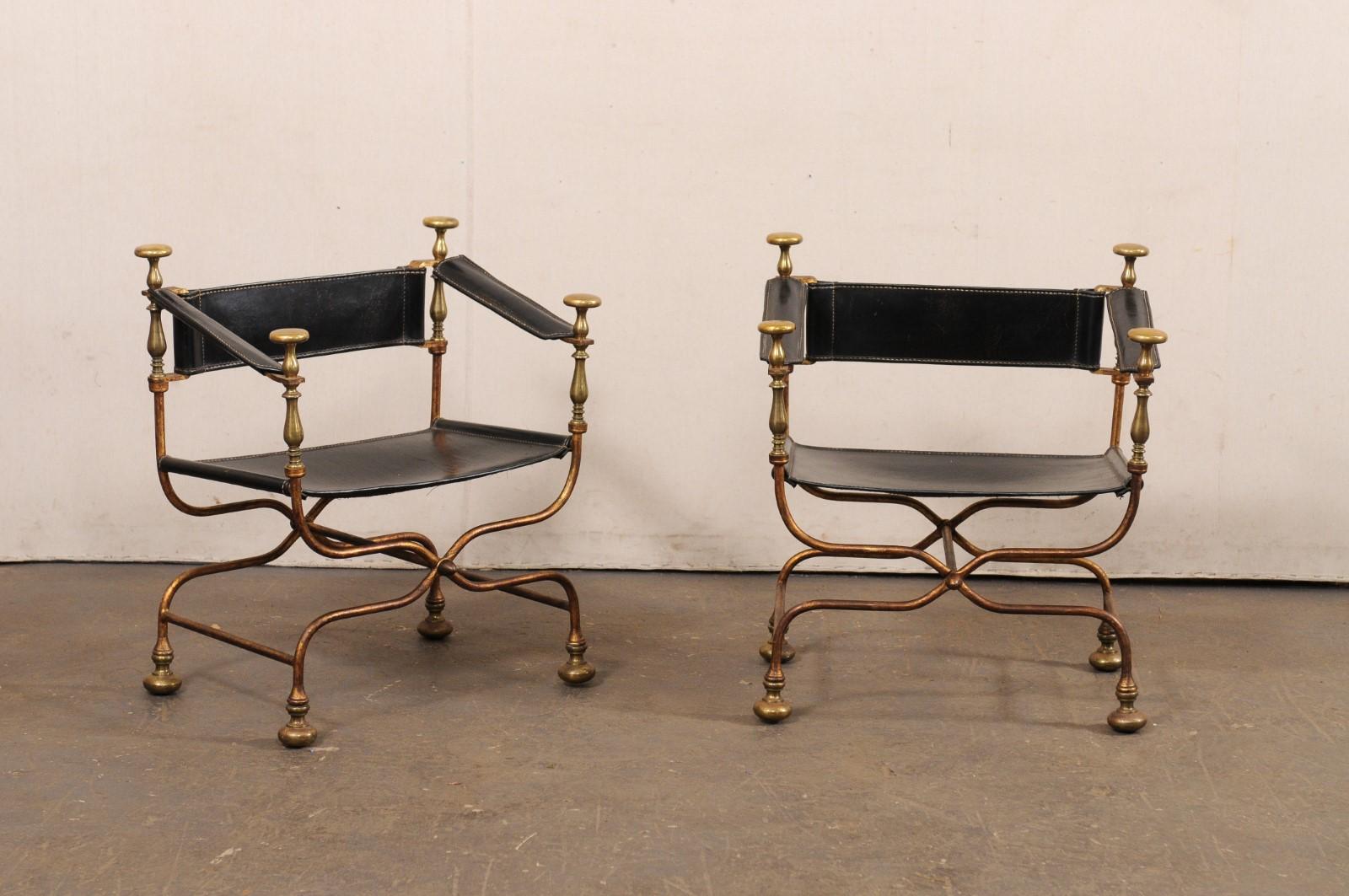 Paire de chaises italiennes Curule Savonarola du milieu du 20e siècle. Ces chaises curule antiques d'Italie, également appelées chaises savonarola, se définissent par leur cadre caractéristique qui se raccorde à l'endroit où les cadres supérieurs se