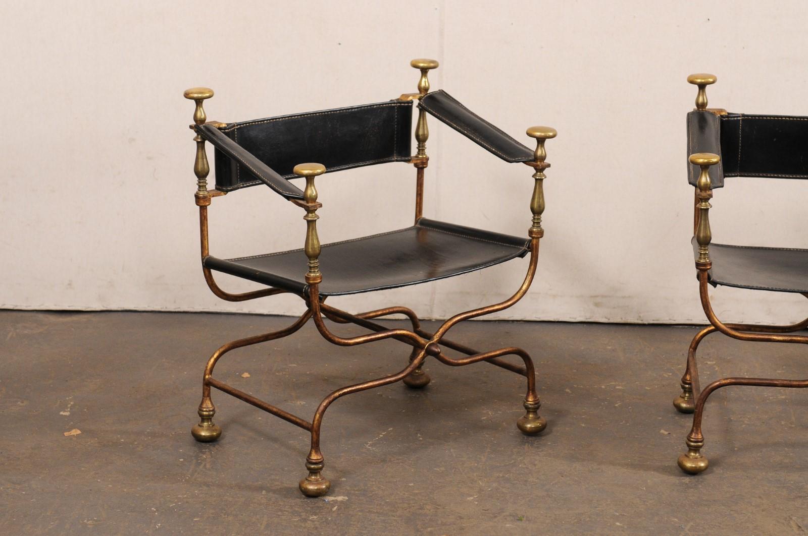 Paire de chaises Curule Savonarola italiennes avec sièges, dossiers et accoudoirs en cuir noir Bon état - En vente à Atlanta, GA
