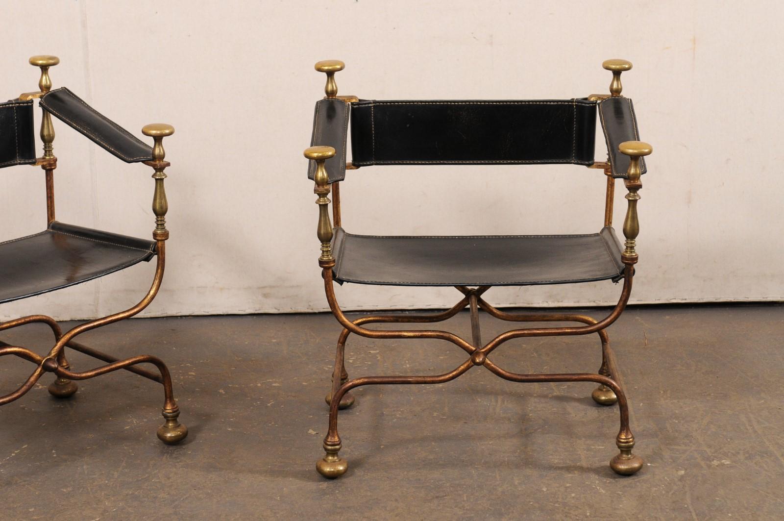 20ième siècle Paire de chaises Curule Savonarola italiennes avec sièges, dossiers et accoudoirs en cuir noir en vente