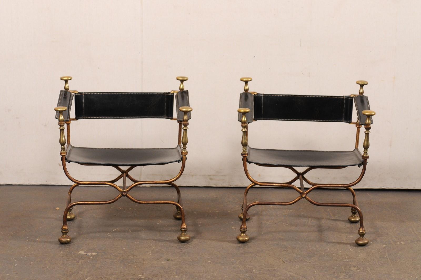 Laiton Paire de chaises Curule Savonarola italiennes avec sièges, dossiers et accoudoirs en cuir noir en vente