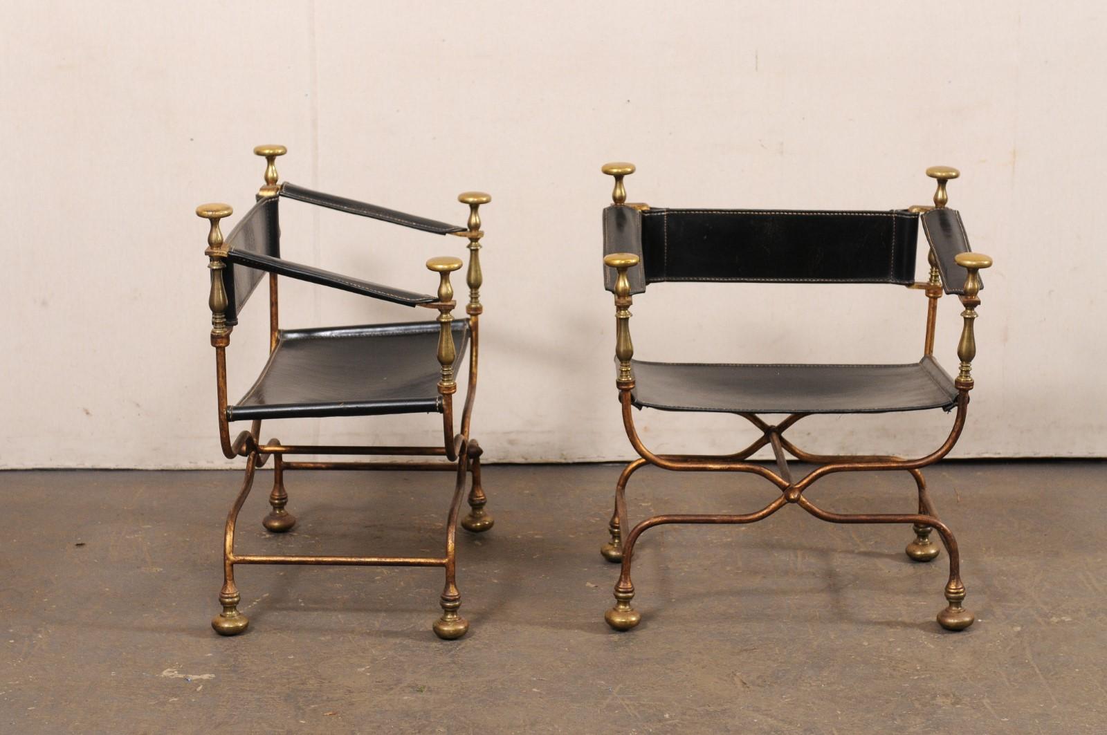 Paire de chaises Curule Savonarola italiennes avec sièges, dossiers et accoudoirs en cuir noir en vente 1