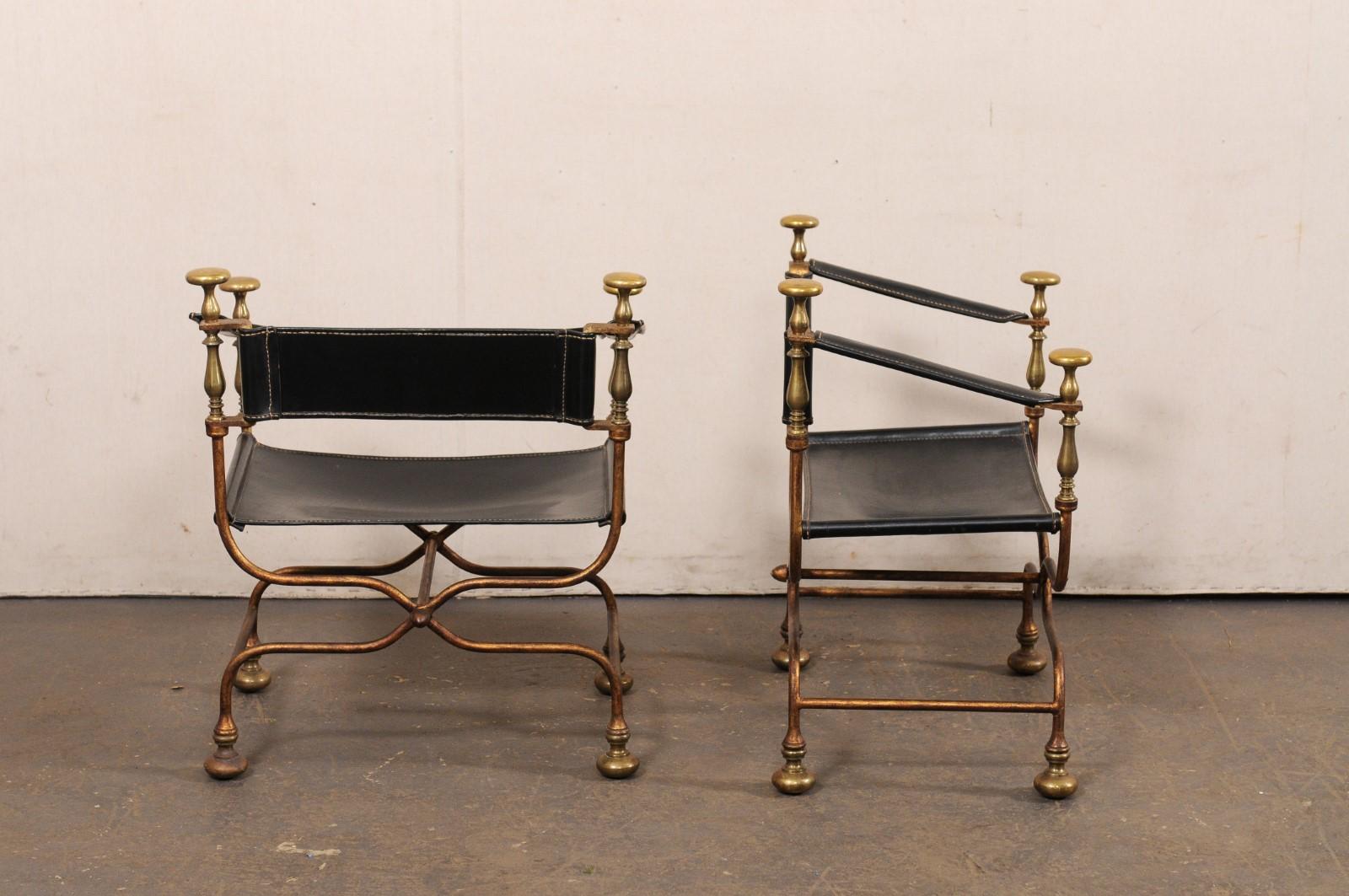 Paire de chaises Curule Savonarola italiennes avec sièges, dossiers et accoudoirs en cuir noir en vente 2