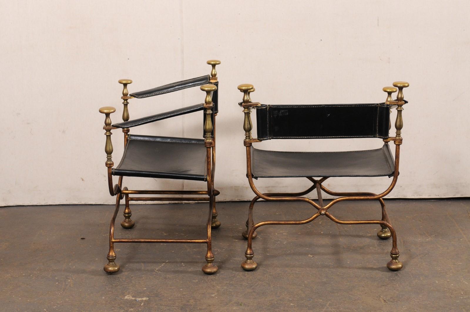 Paire de chaises Curule Savonarola italiennes avec sièges, dossiers et accoudoirs en cuir noir en vente 3