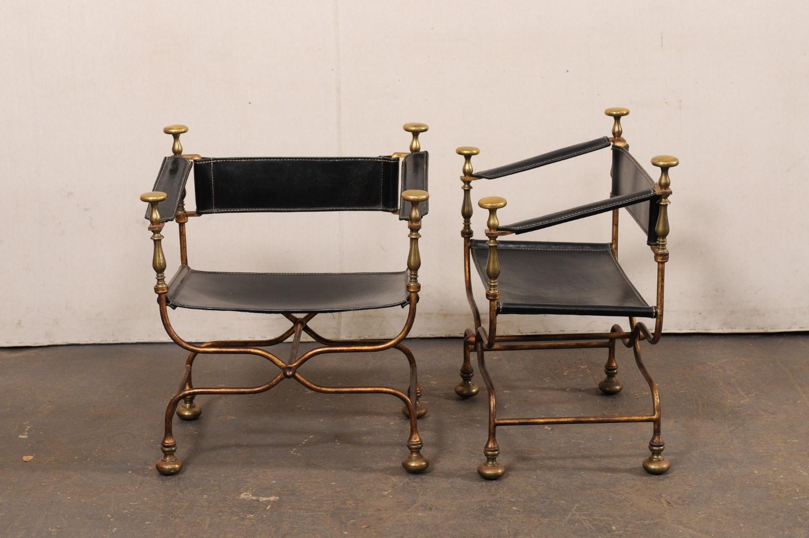 Paire de chaises Curule Savonarola italiennes avec sièges, dossiers et accoudoirs en cuir noir en vente 4
