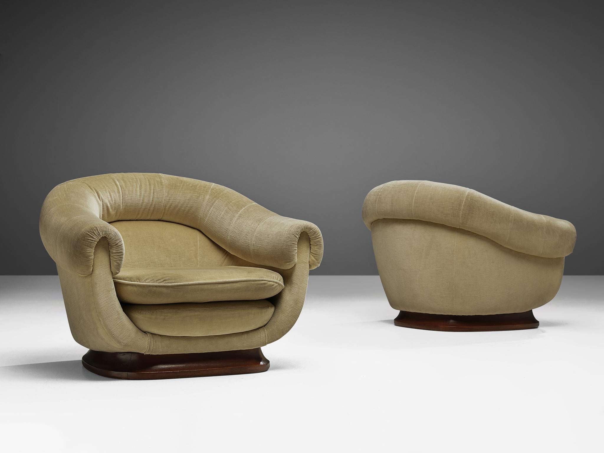 Milieu du XXe siècle Paire de chaises longues italiennes incurvées en velours beige clair en vente