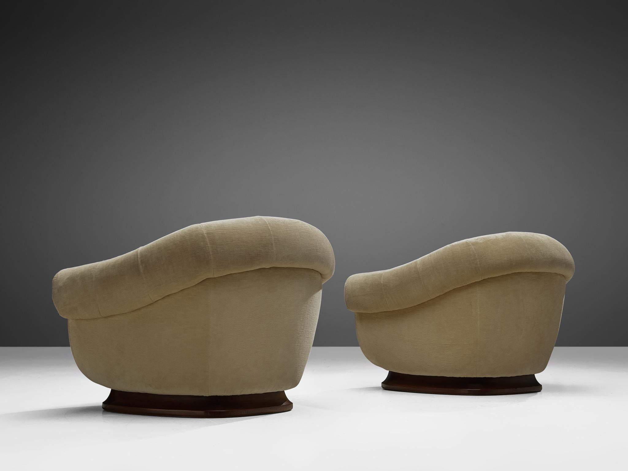 Mid-Century Modern Italian Pair of Curved Lounge Chairs in Light Beige Velours For Sale