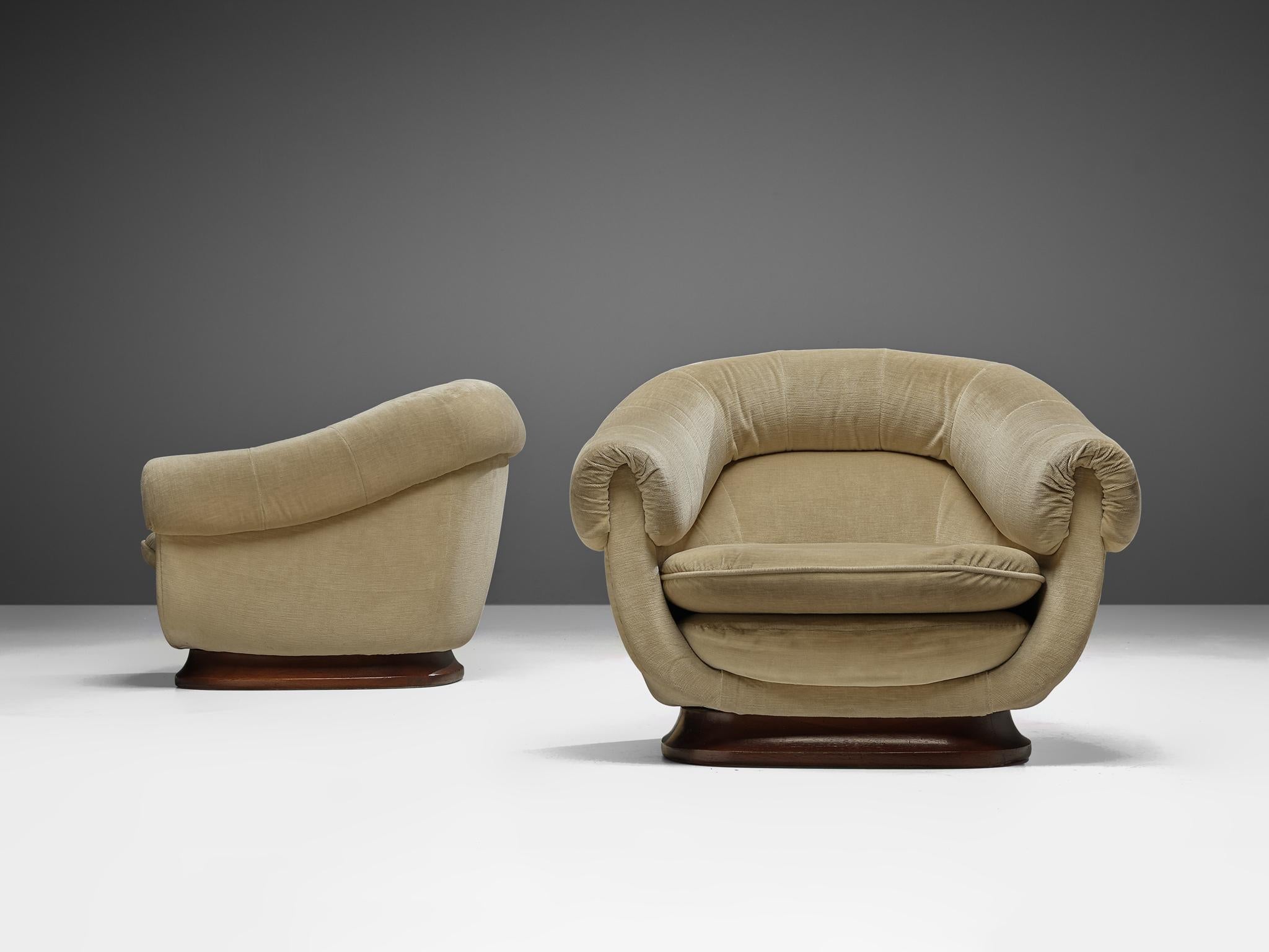 Mid-20th Century Italian Pair of Curved Lounge Chairs in Light Beige Velours For Sale