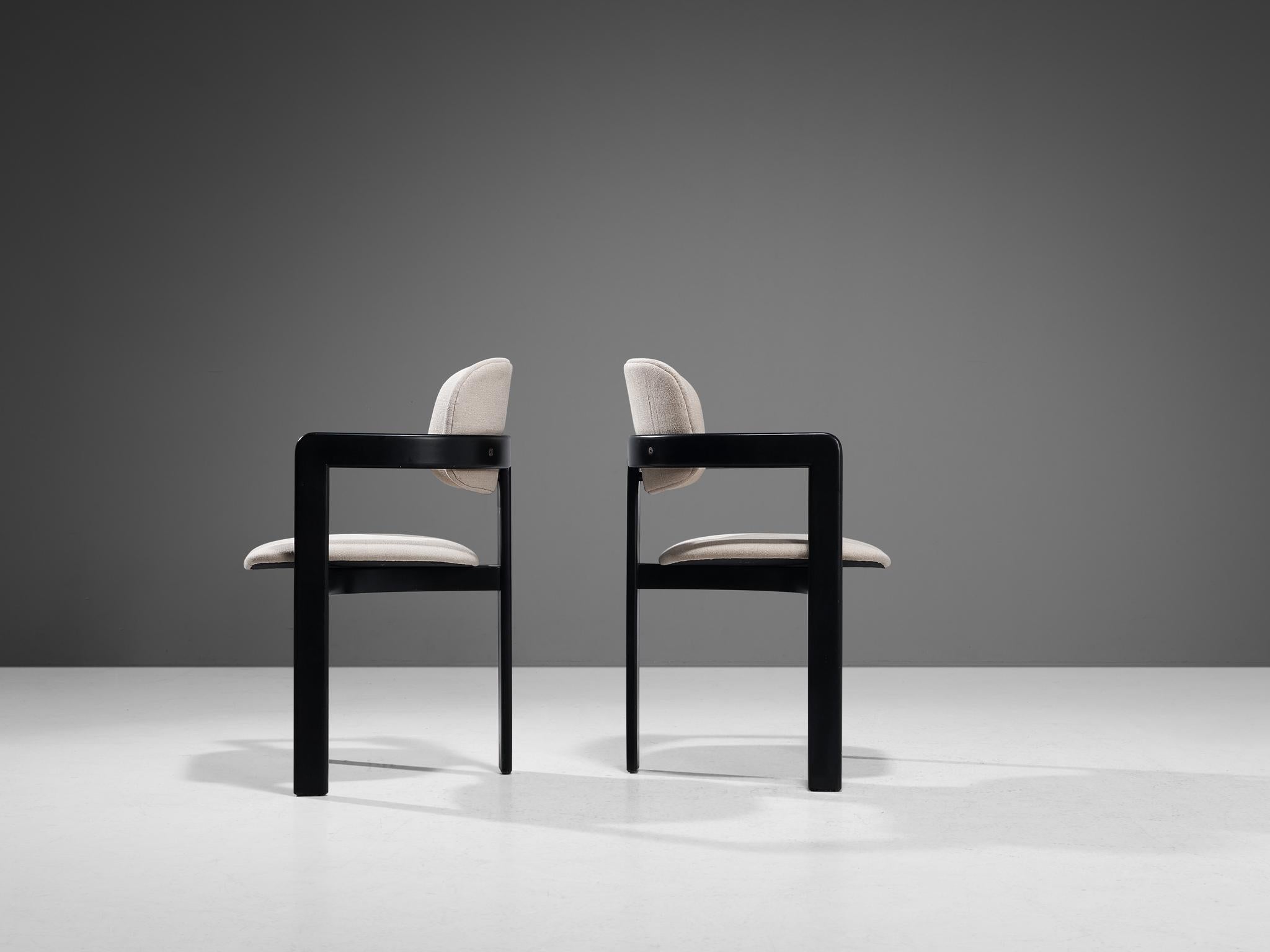 Tissu Paire de chaises de salle à manger italiennes en tapisserie blanc cassé et cadre noir en vente