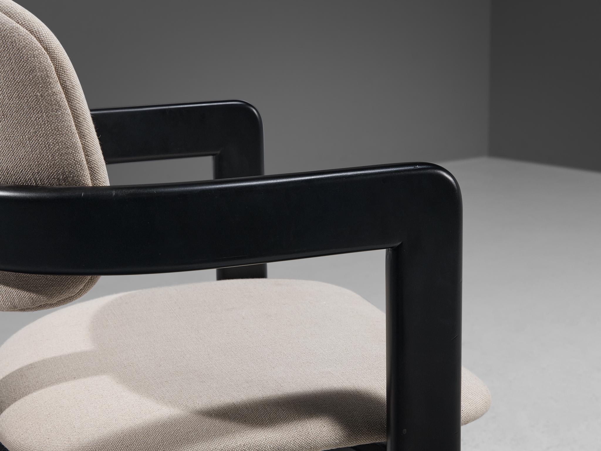 Italienisches Paar Esszimmerstühle mit cremefarbener Polsterung und schwarzem Gestell im Angebot 1