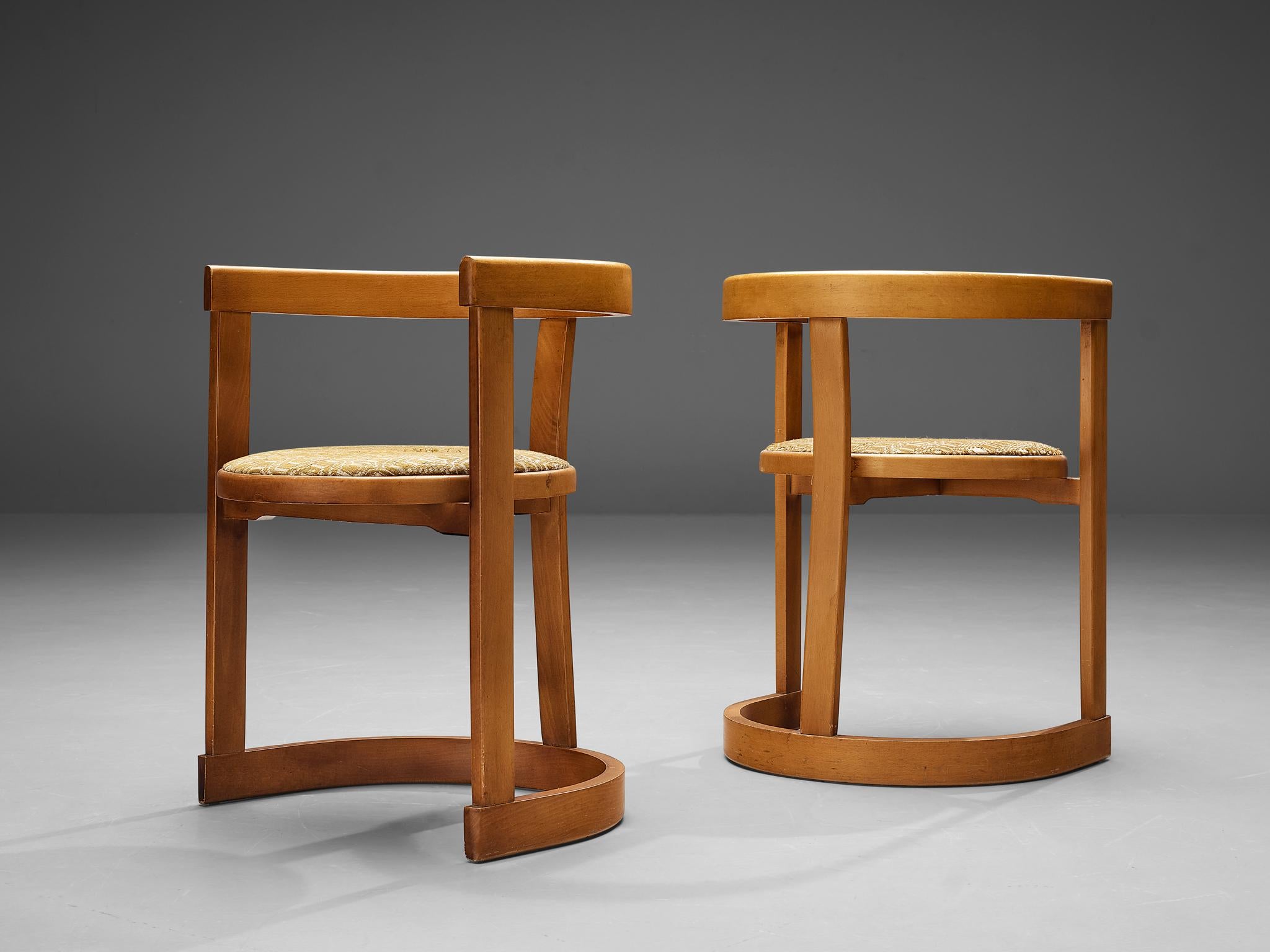 Pair of dining chairs, beech, fabric, Italy, 1960s

Everything about this pair of chairs is elegantly round. The back-/armrest echoes the base in the same semicircular, open form. Three vertical slats of which the one in the back is slightly curved