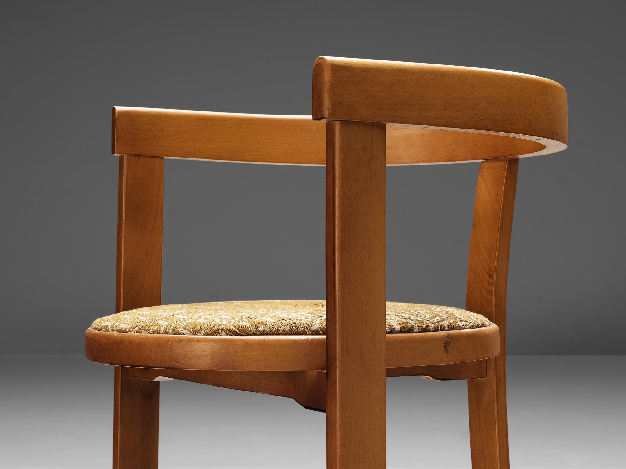 Italienisches Paar Esszimmerstühle aus gebeiztem Holz und beige gemusterter Polsterung, Paar  (Moderne der Mitte des Jahrhunderts) im Angebot