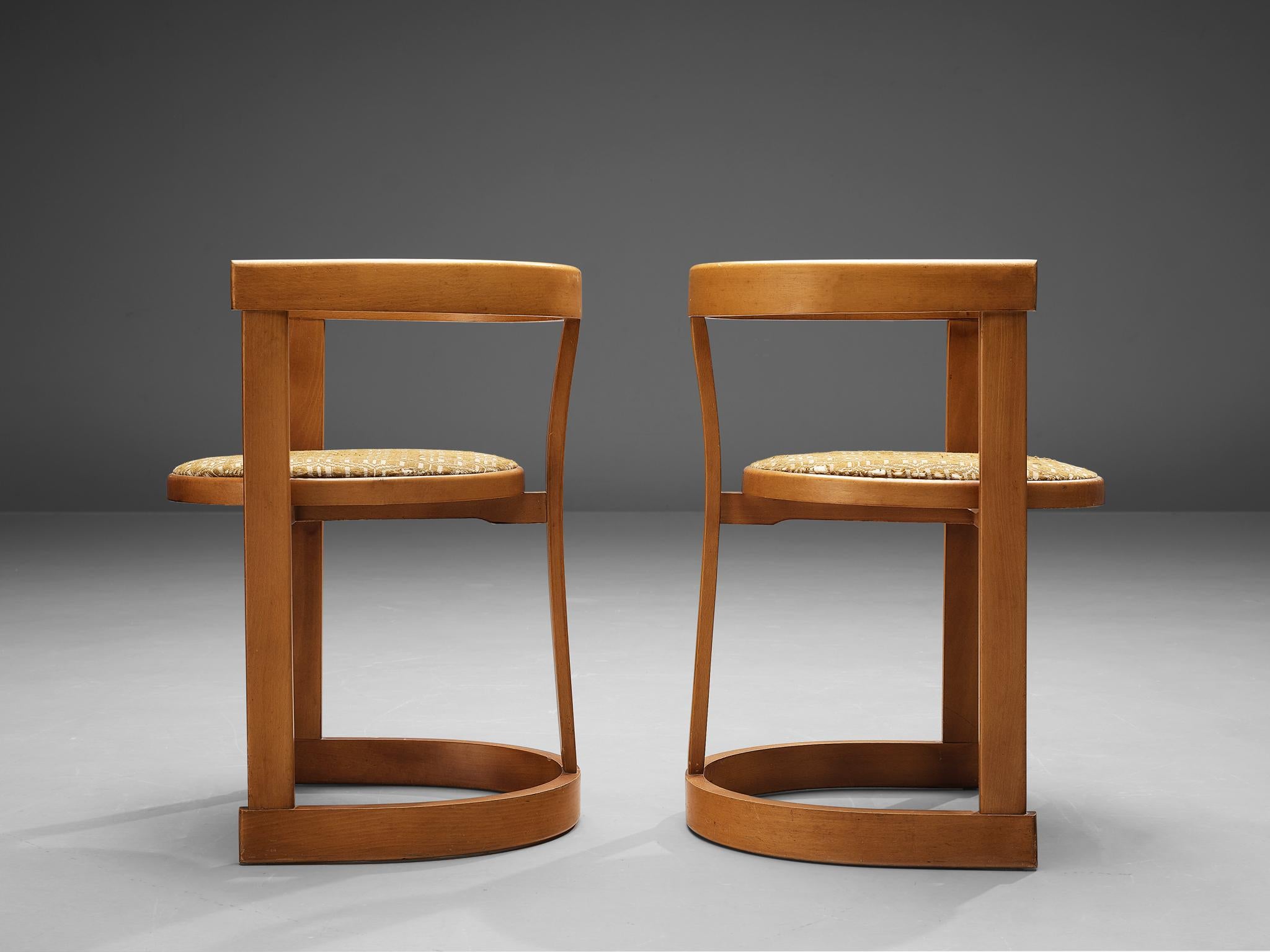 Italienisches Paar Esszimmerstühle aus gebeiztem Holz und beige gemusterter Polsterung, Paar  (Mitte des 20. Jahrhunderts) im Angebot
