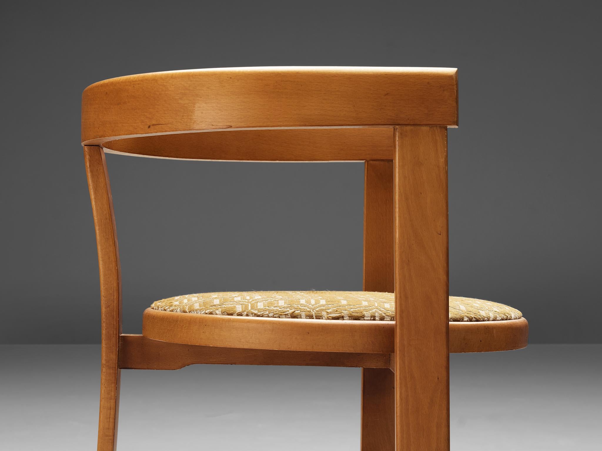 Italienisches Paar Esszimmerstühle aus gebeiztem Holz und beige gemusterter Polsterung, Paar  (Stoff) im Angebot