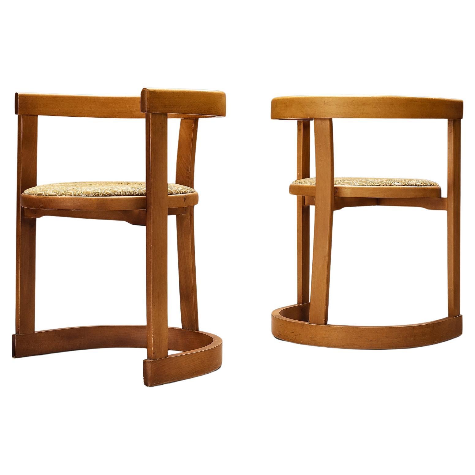 Italienisches Paar Esszimmerstühle aus gebeiztem Holz und beige gemusterter Polsterung, Paar  im Angebot