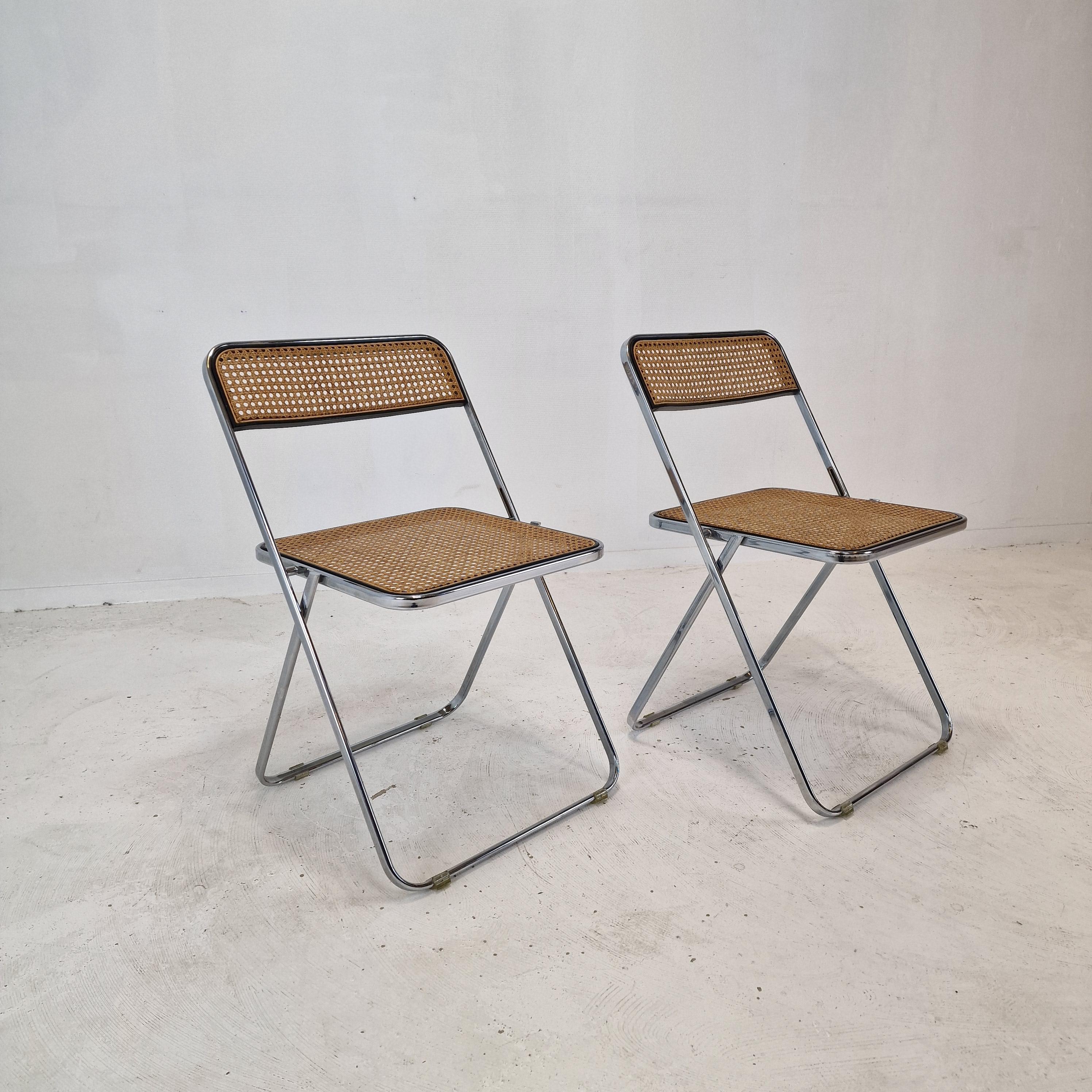 Very nice set of 2 Italian folding chairs, fabricated in the 80s.
The name of the chairs is 