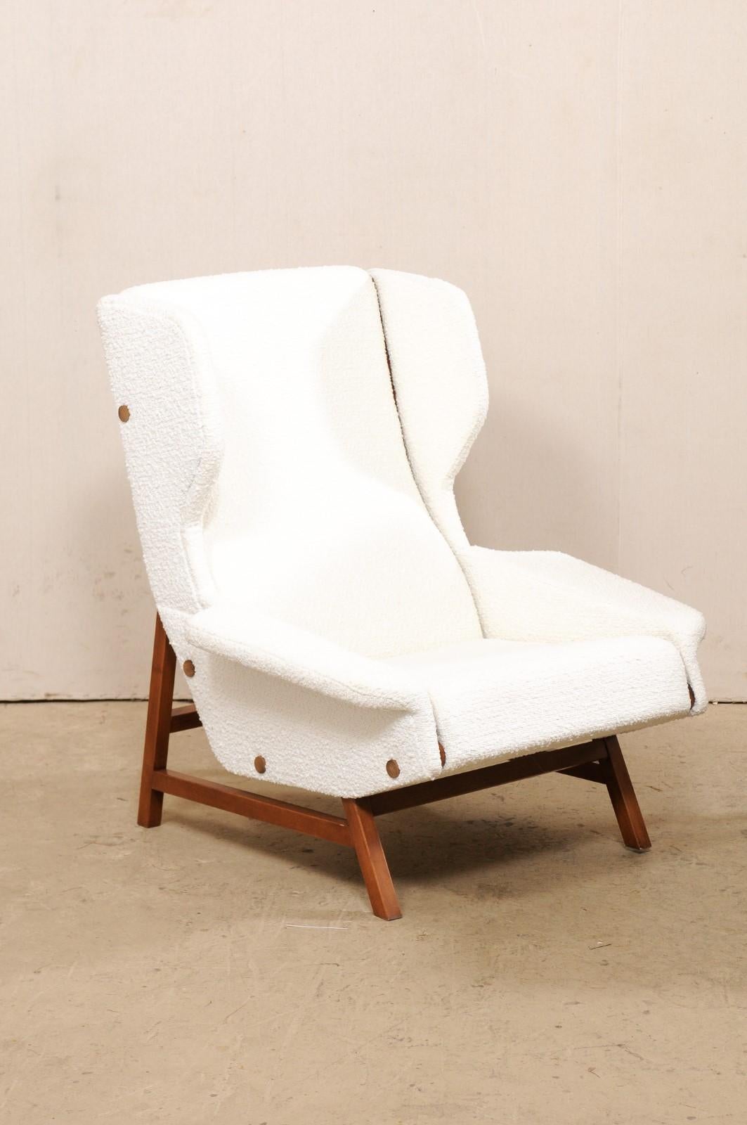 Italian Pair of Fashionably Modern Wingback Chairs with White Bouclé Upholstery In Good Condition For Sale In Atlanta, GA