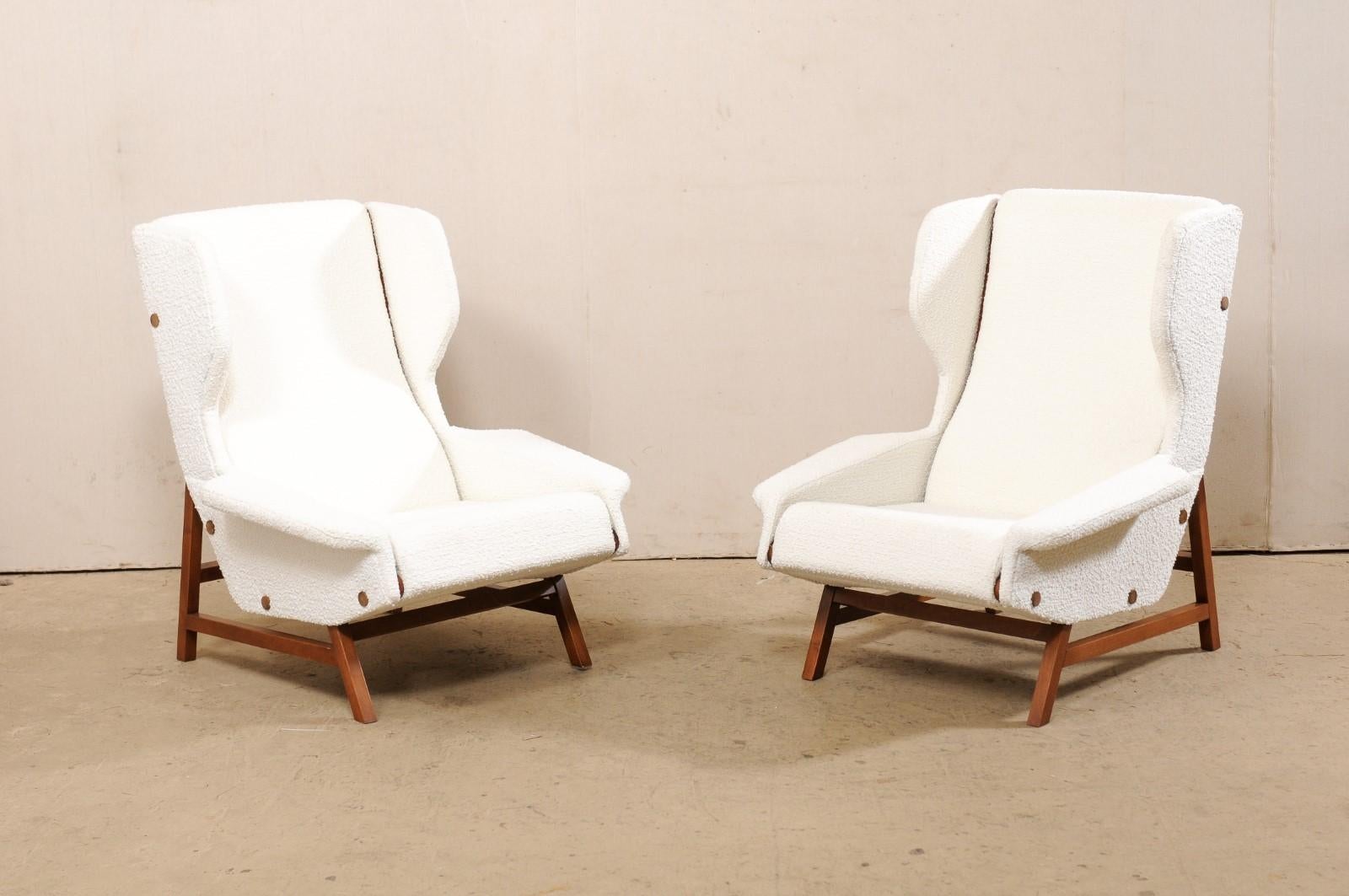 Italian Pair of Fashionably Modern Wingback Chairs with White Bouclé Upholstery For Sale 1