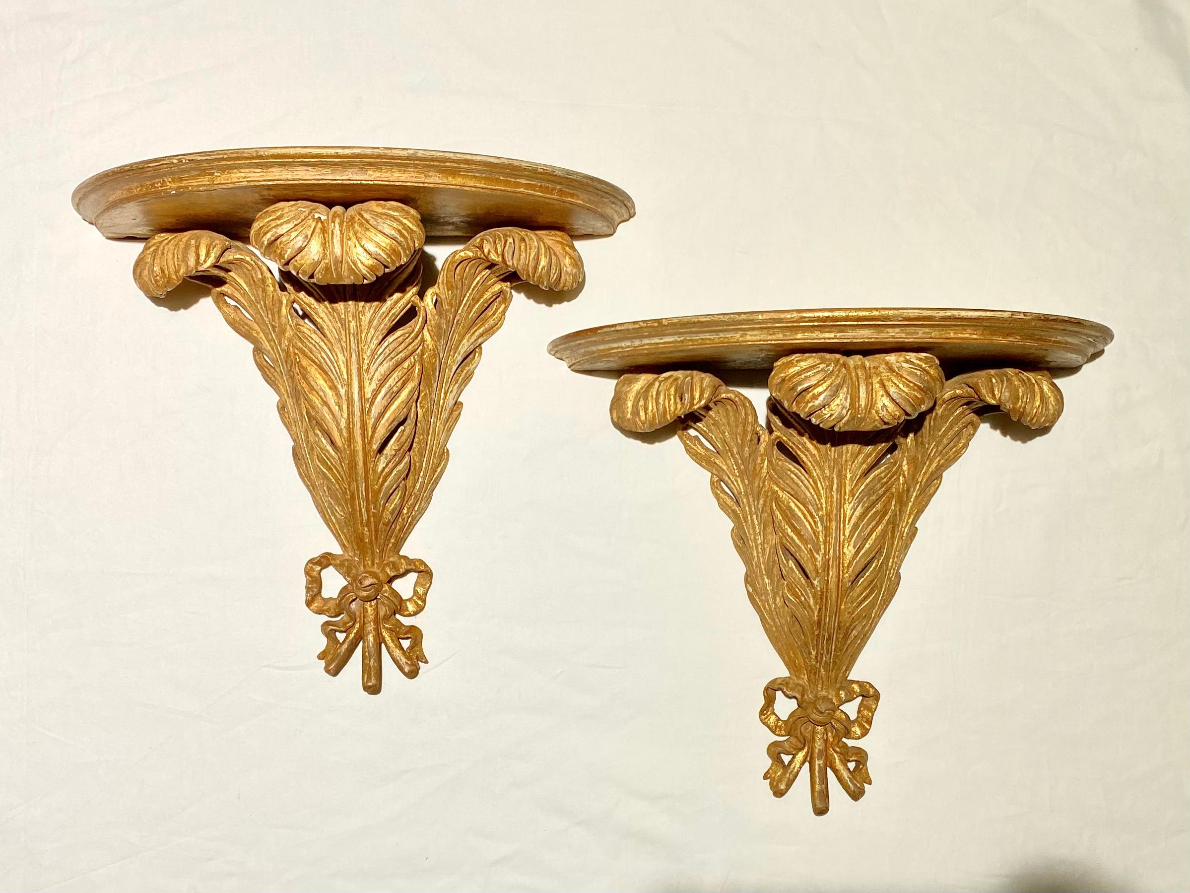 Paire de supports muraux en bois doré à plumes, style Maison Jansen en vente 6