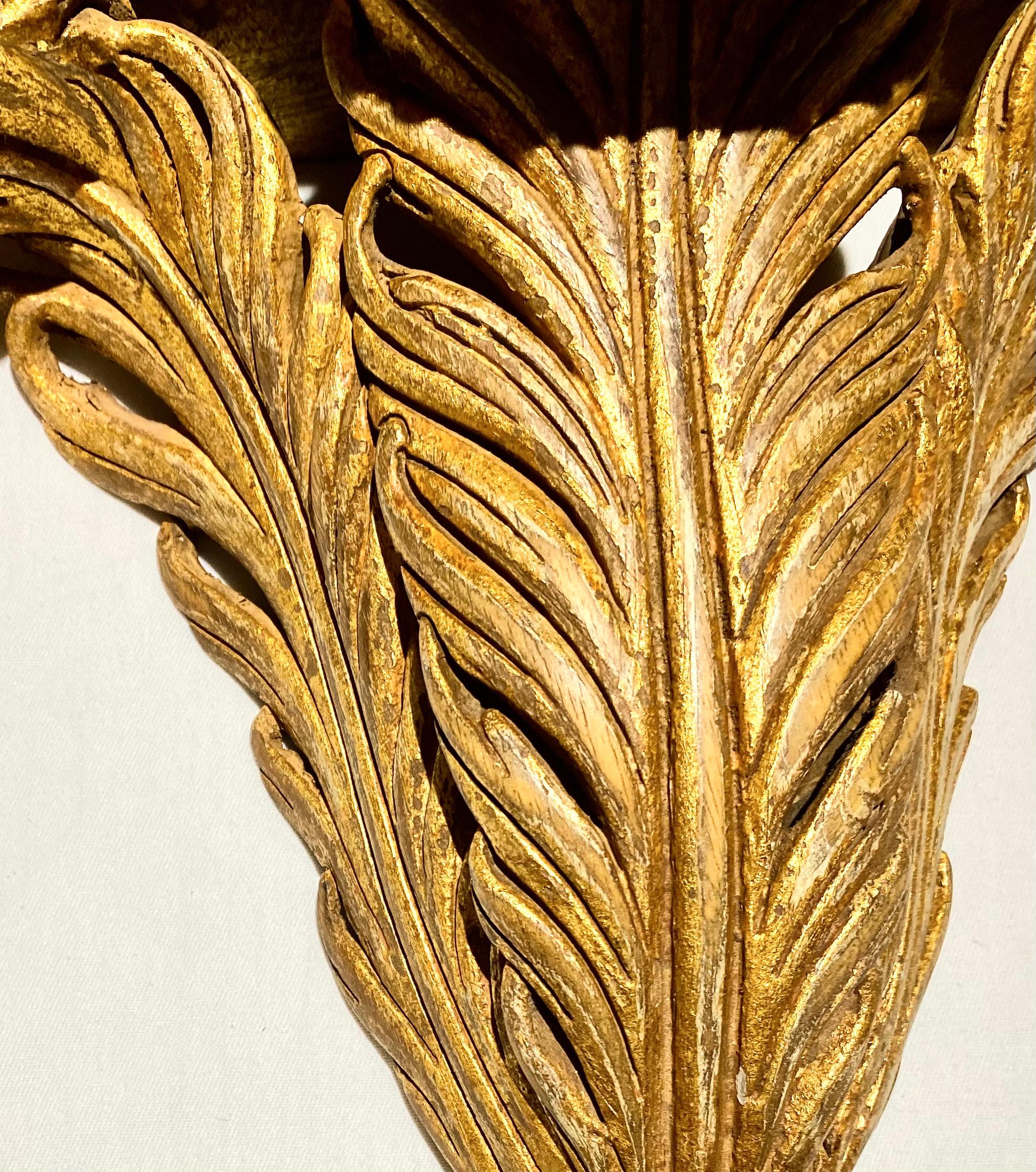italien Paire de supports muraux en bois doré à plumes, style Maison Jansen en vente