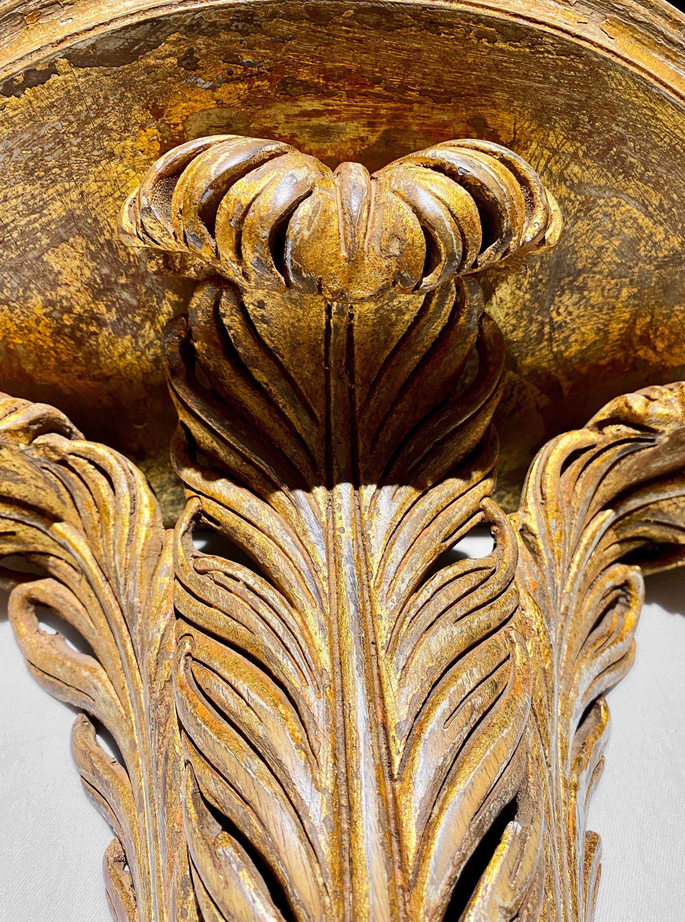 Doré Paire de supports muraux en bois doré à plumes, style Maison Jansen en vente