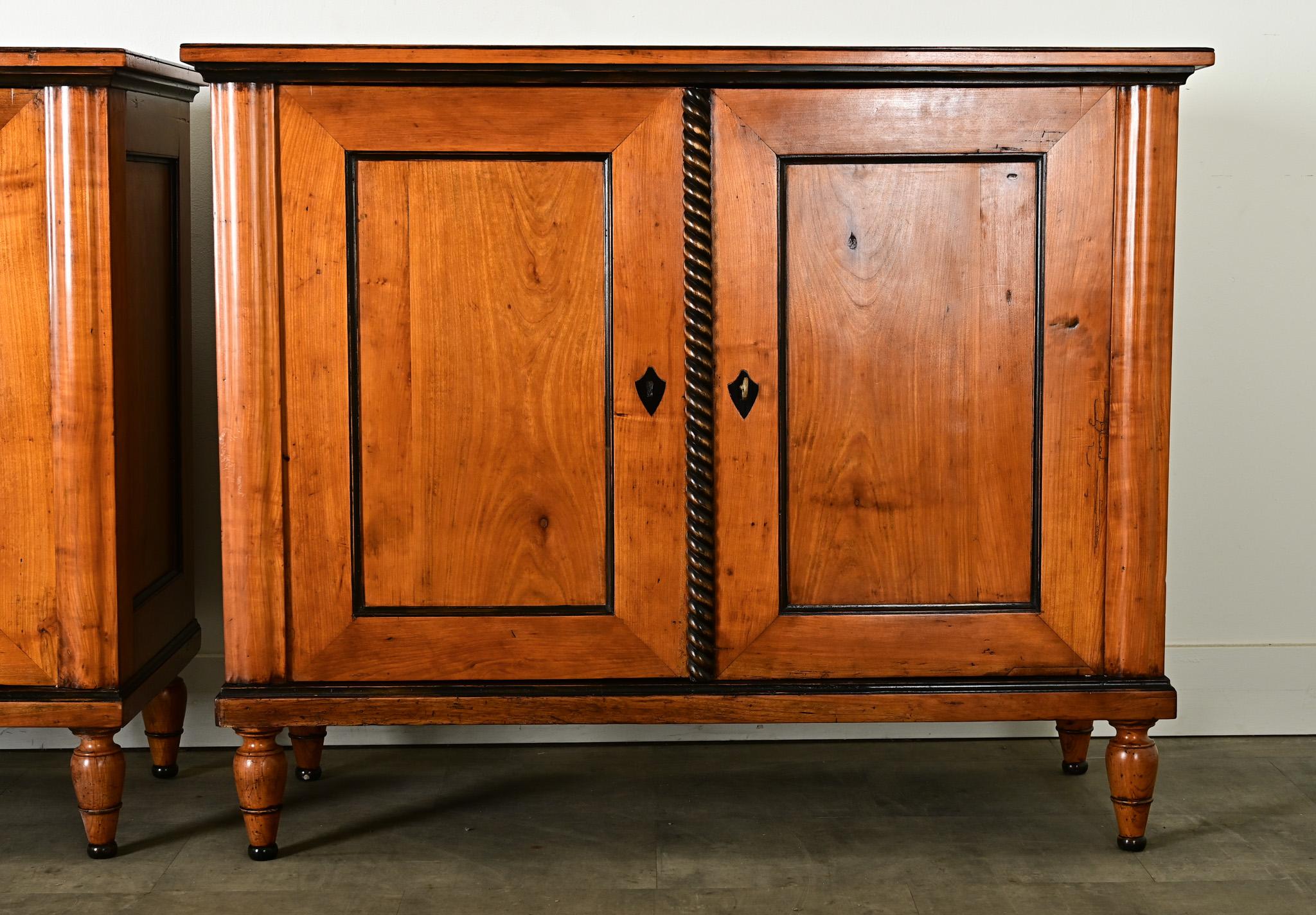 Italienisches Fruchtholz-Büffet-Paar (Ebonisiert) im Angebot