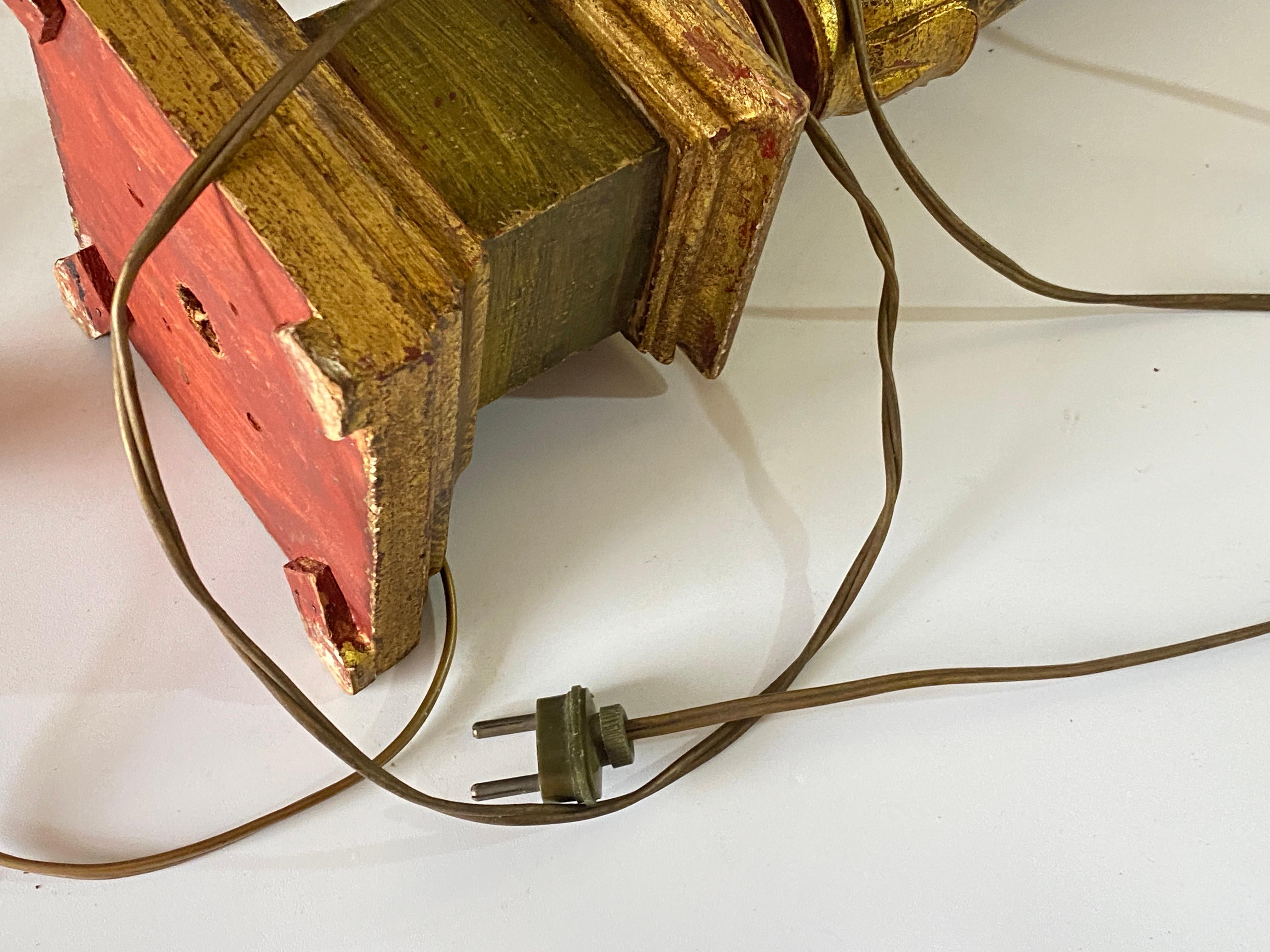 Doré Paire de lampes de table en bois doré, Italie, début du 20e siècle en vente
