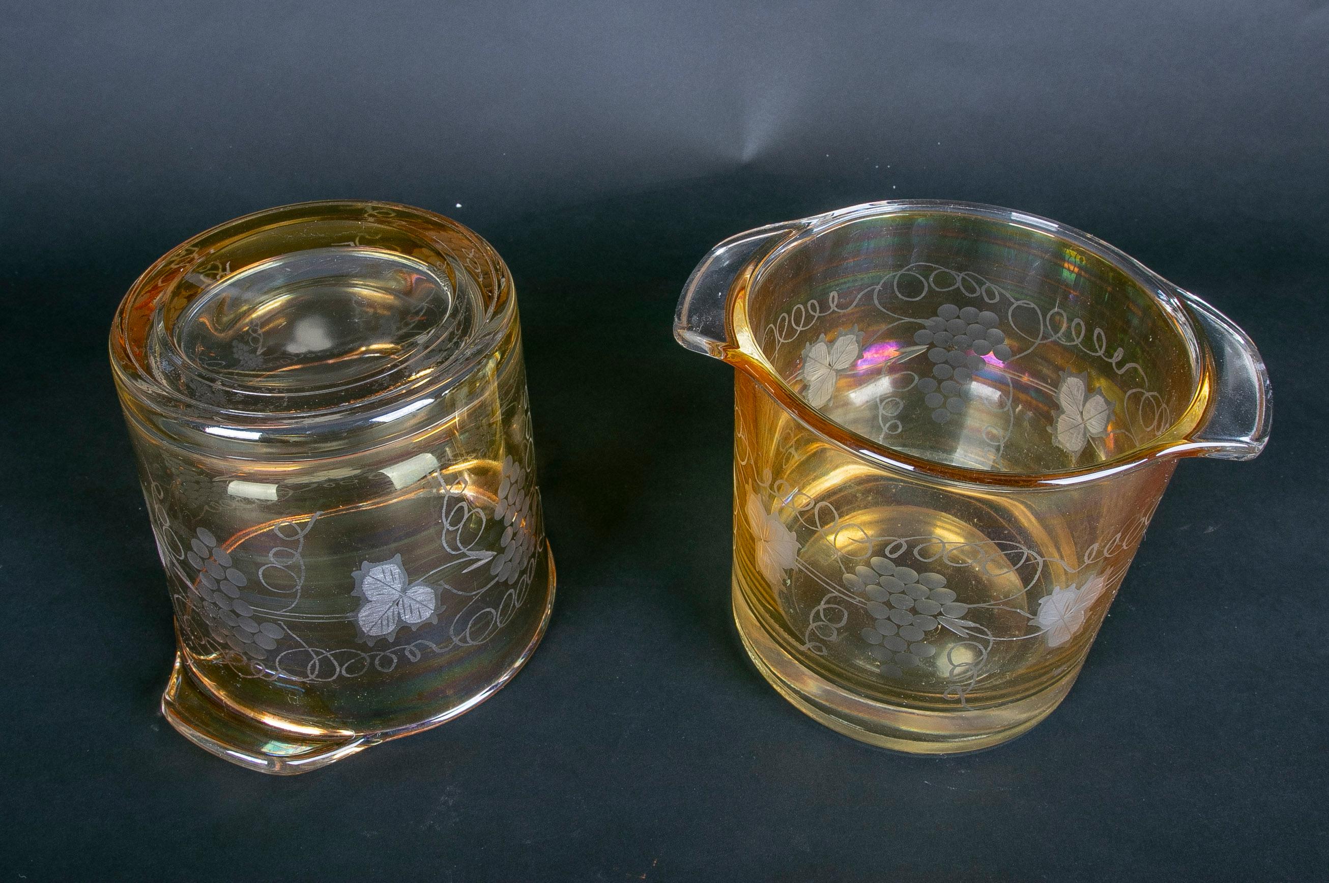 Paar italienische Glasgefäße mit geschnitzter Trauben-Dekoration, geschnitzt  (20. Jahrhundert) im Angebot