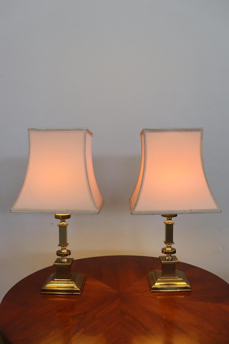 Ti presentiamo questa bellissima coppia di lampade da tavolo realizzate in Italia negli anni '70. Le lampade sono realizzate in metallo e presentano una bellissima doratura che dona un effetto estremamente elegante. La linea è molto classica e