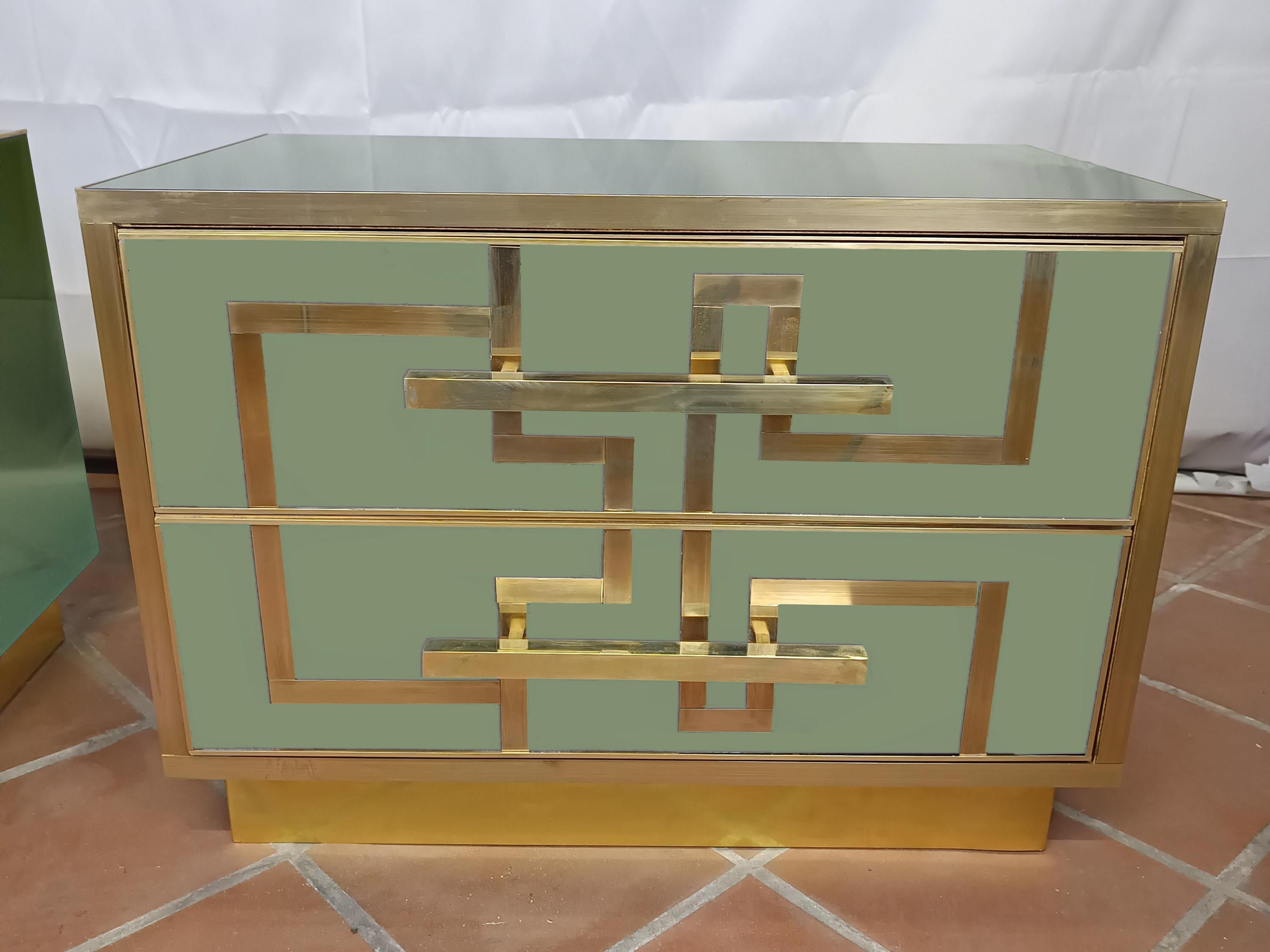 Dieses raffinierte Paar italienischer Nachttische im Stil der 1950er Jahre verkörpert die Eleganz des modernen Designs der Mitte des Jahrhunderts. 

Die Beistelltische aus massivem Birkenholz haben eine handbemalte grüne Oberfläche, die für