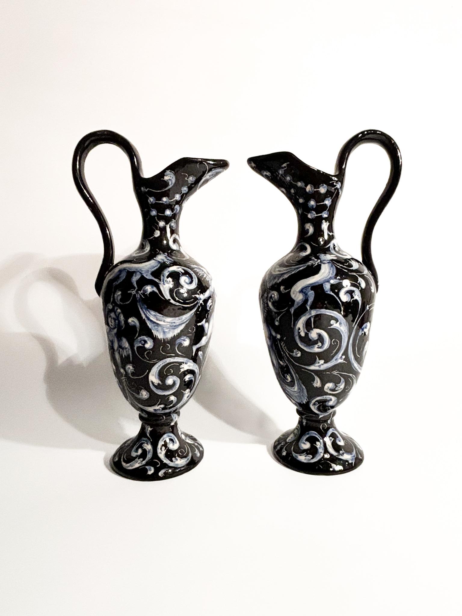 Pareja italiana de jarras de cerámica pintadas a mano por Alfredo Cartoceti Pesaro, años 20 Art Nouveau