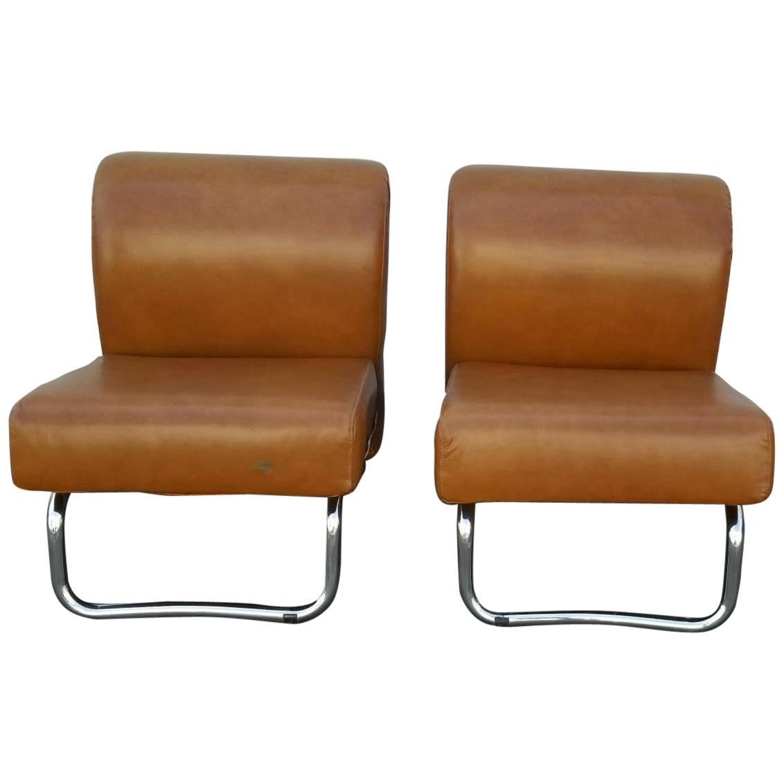 Paire de chaises en cuir italiennes du milieu du siècle dernier, datant des années 1970. Revêtement en cuir flambant neuf sur la base chromée. Italien 
 Le design et l'assise confortable sont les caractéristiques de ces chaises.
Les frais