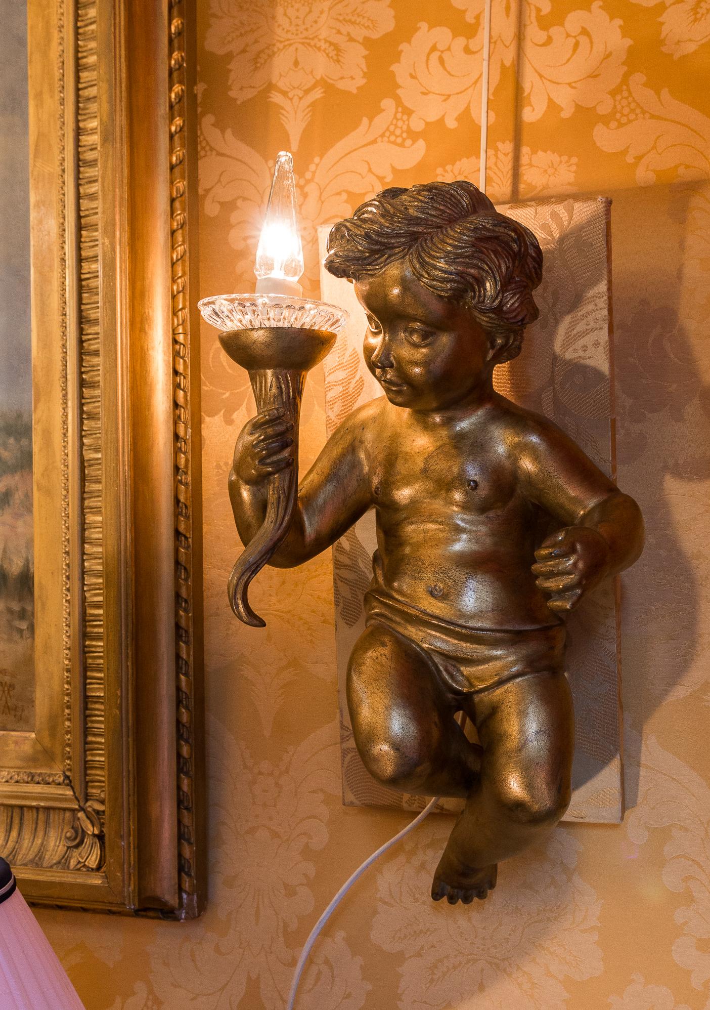Italian Pair of Louis XV Style Figural Putti Sconces In Good Condition For Sale In Saint Ouen, FR