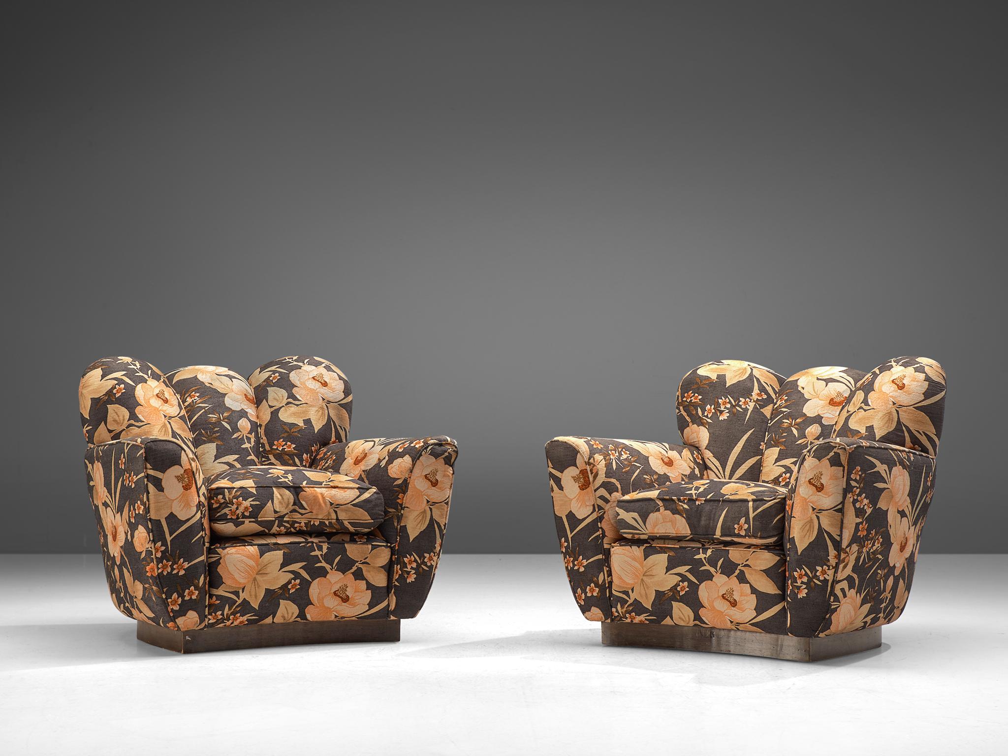 Pair of club chairs manufactured by Molteni, floral fabric and wood, Italy, 1960s.

Voluptuous set of lounge chairs being a wonderful example of Italian design from the 1950s. The chairs are bold and curvy, yet very elegant thanks to its clear