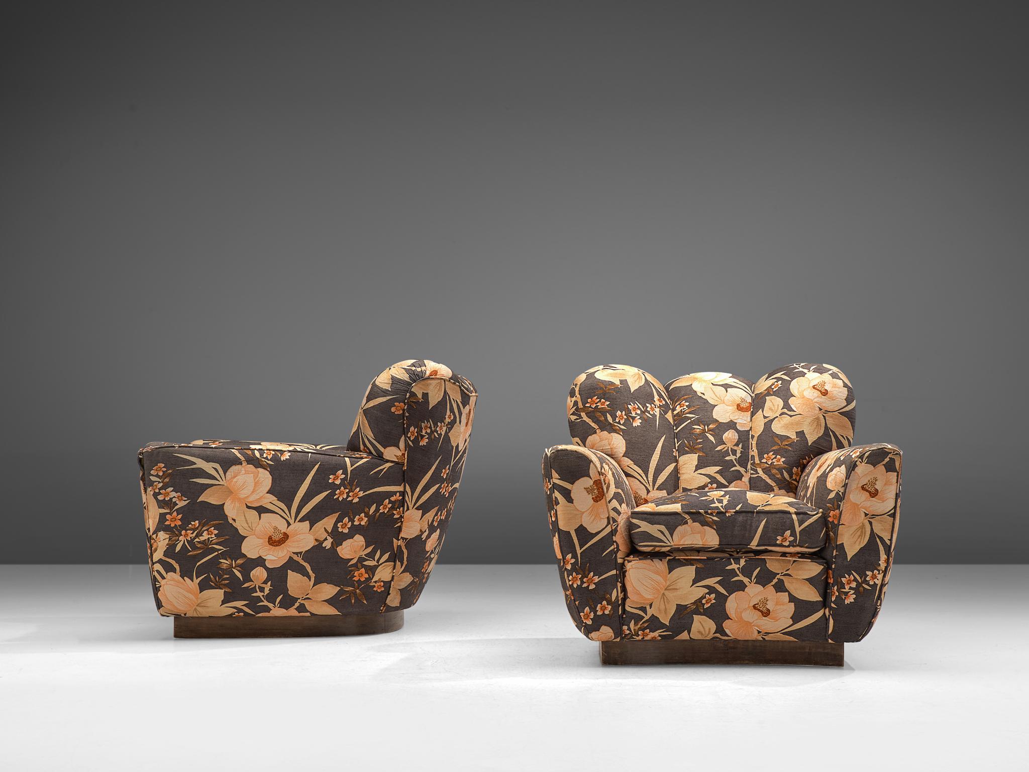 Italian Pair of Lounge Chairs in Floral Upholstery by Molteni (Moderne der Mitte des Jahrhunderts)