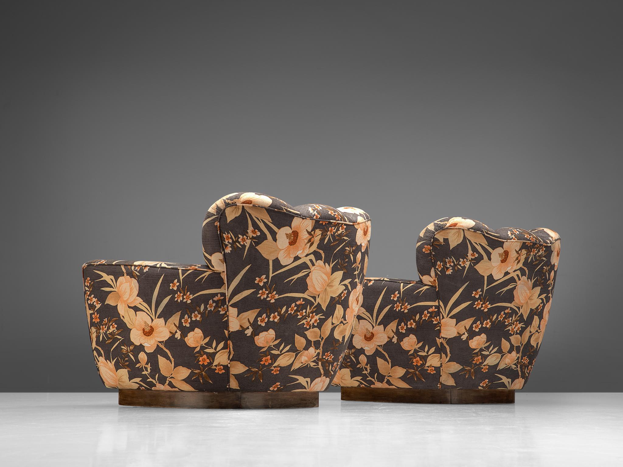Italian Pair of Lounge Chairs in Floral Upholstery by Molteni (Italienisch)